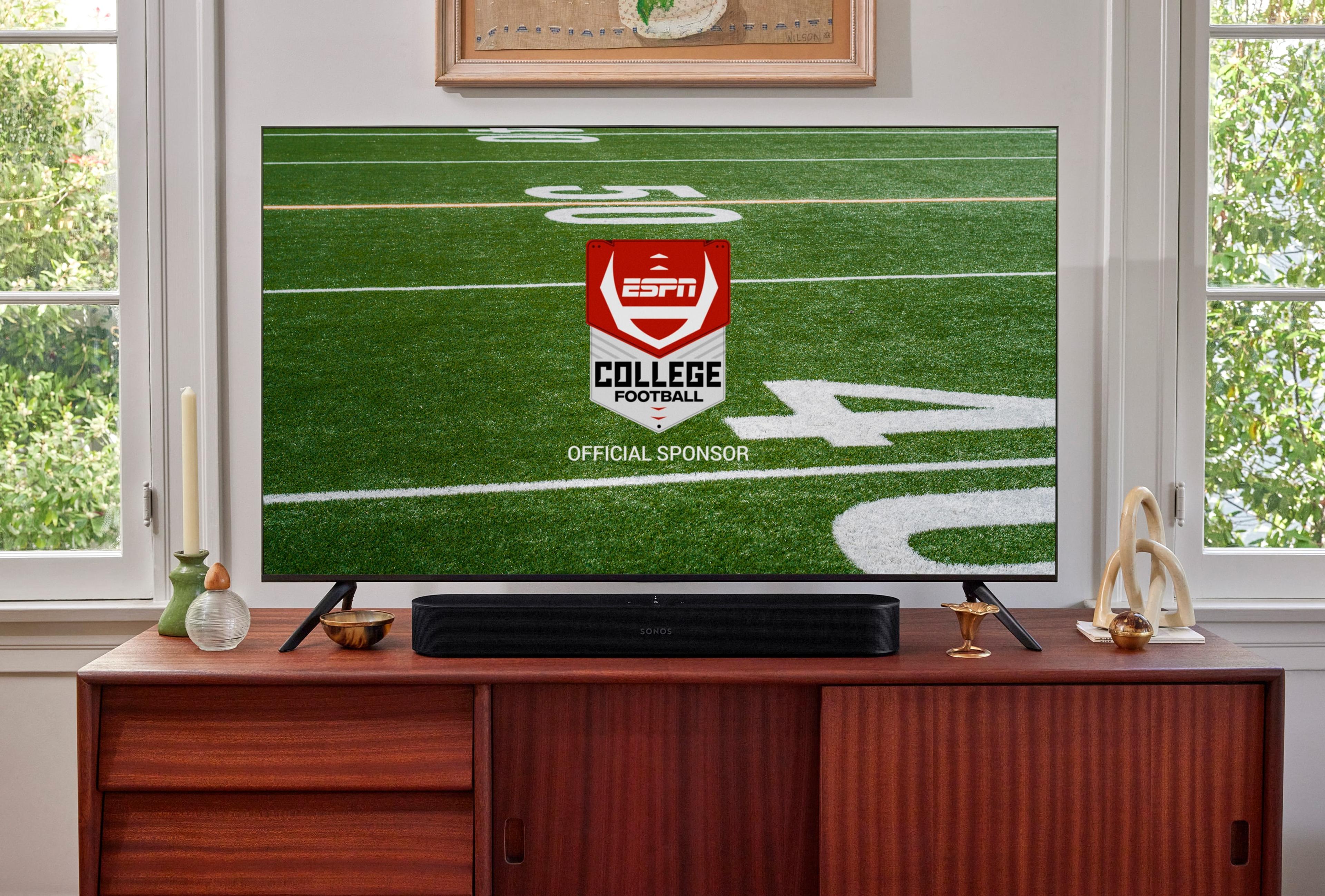 Beam en negro y una tele sobre un mueble