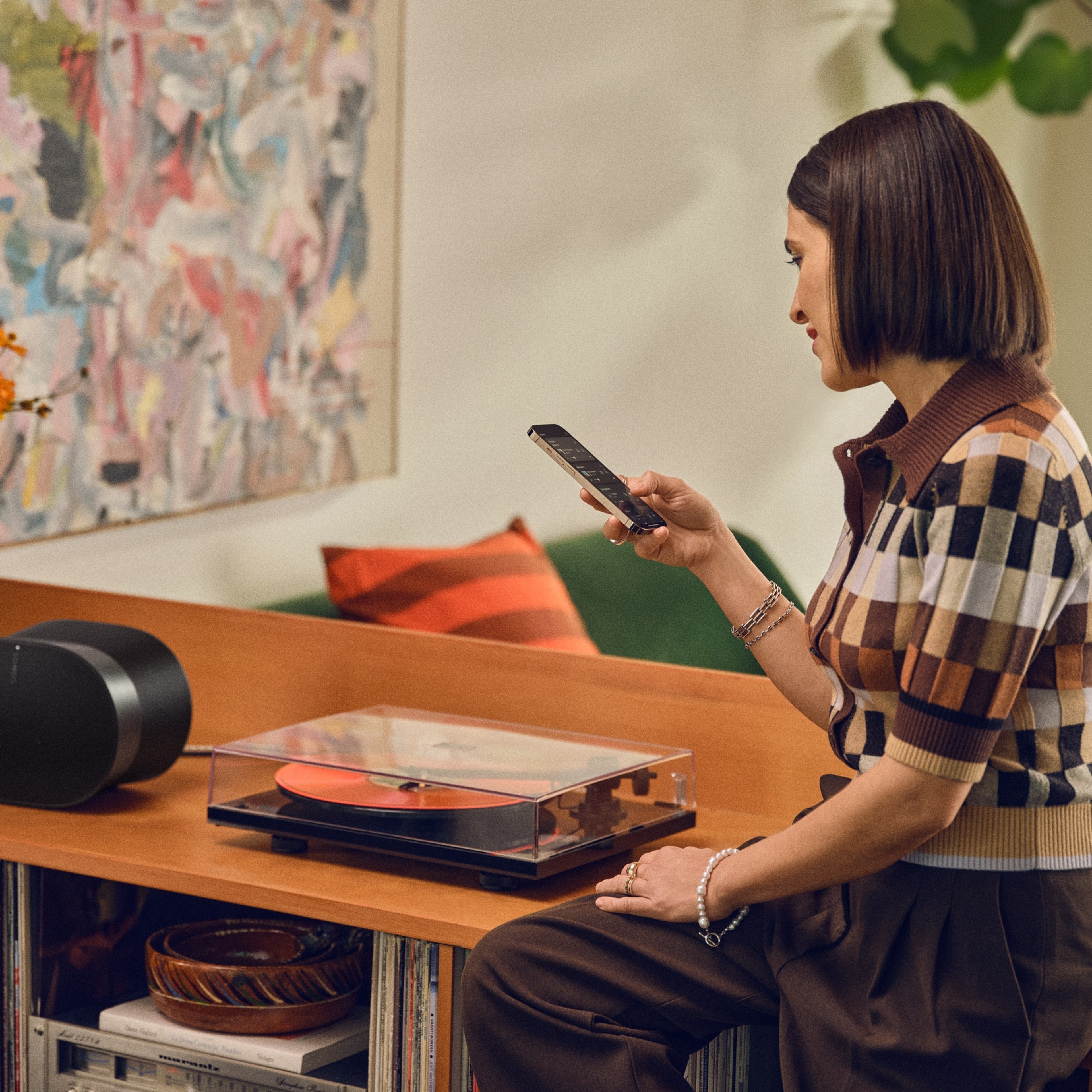A user controlling their Sonos Era 300 speaker connected to a turntable with the Sonos app