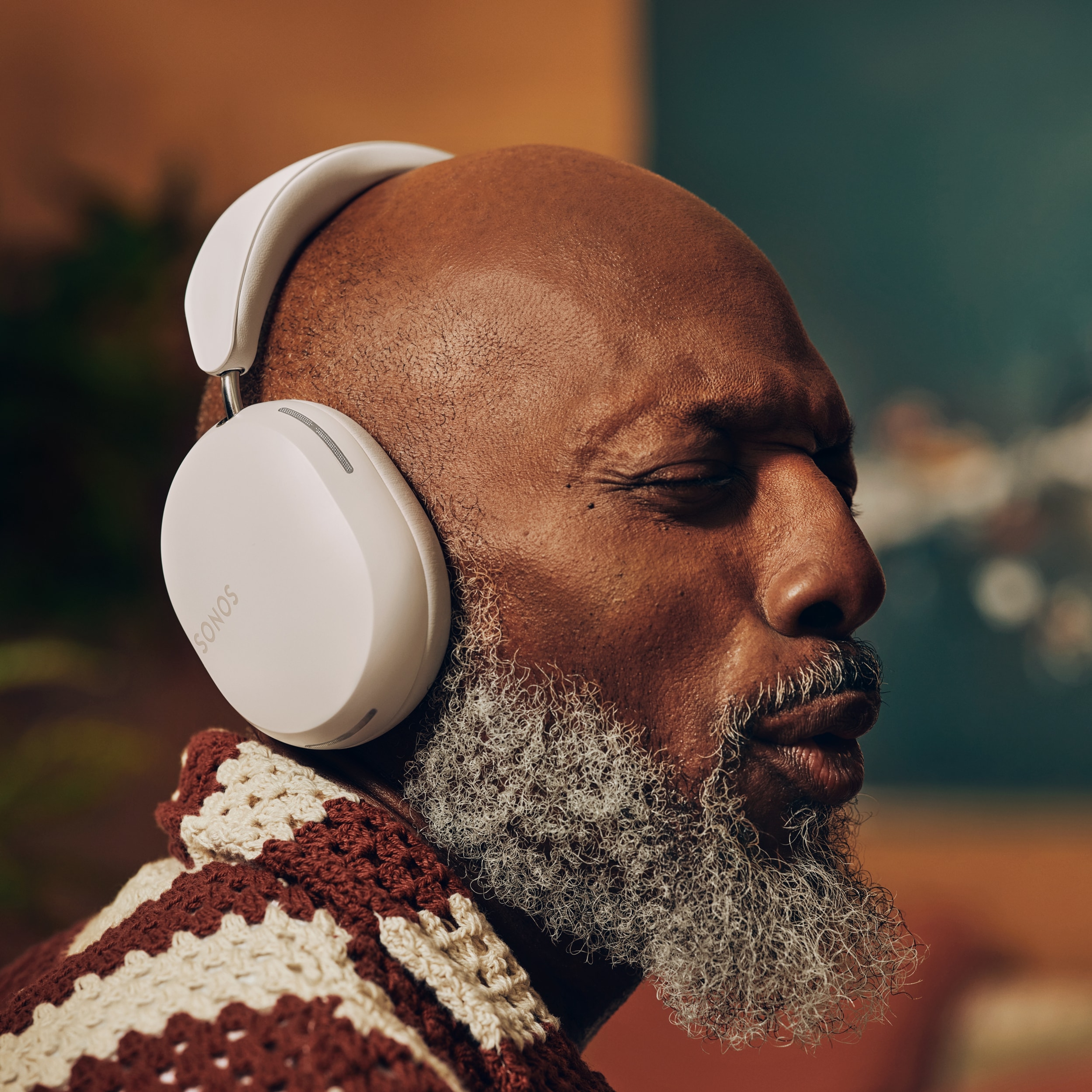 Profil d'un homme portant un casque audio Sonos Ace blanc