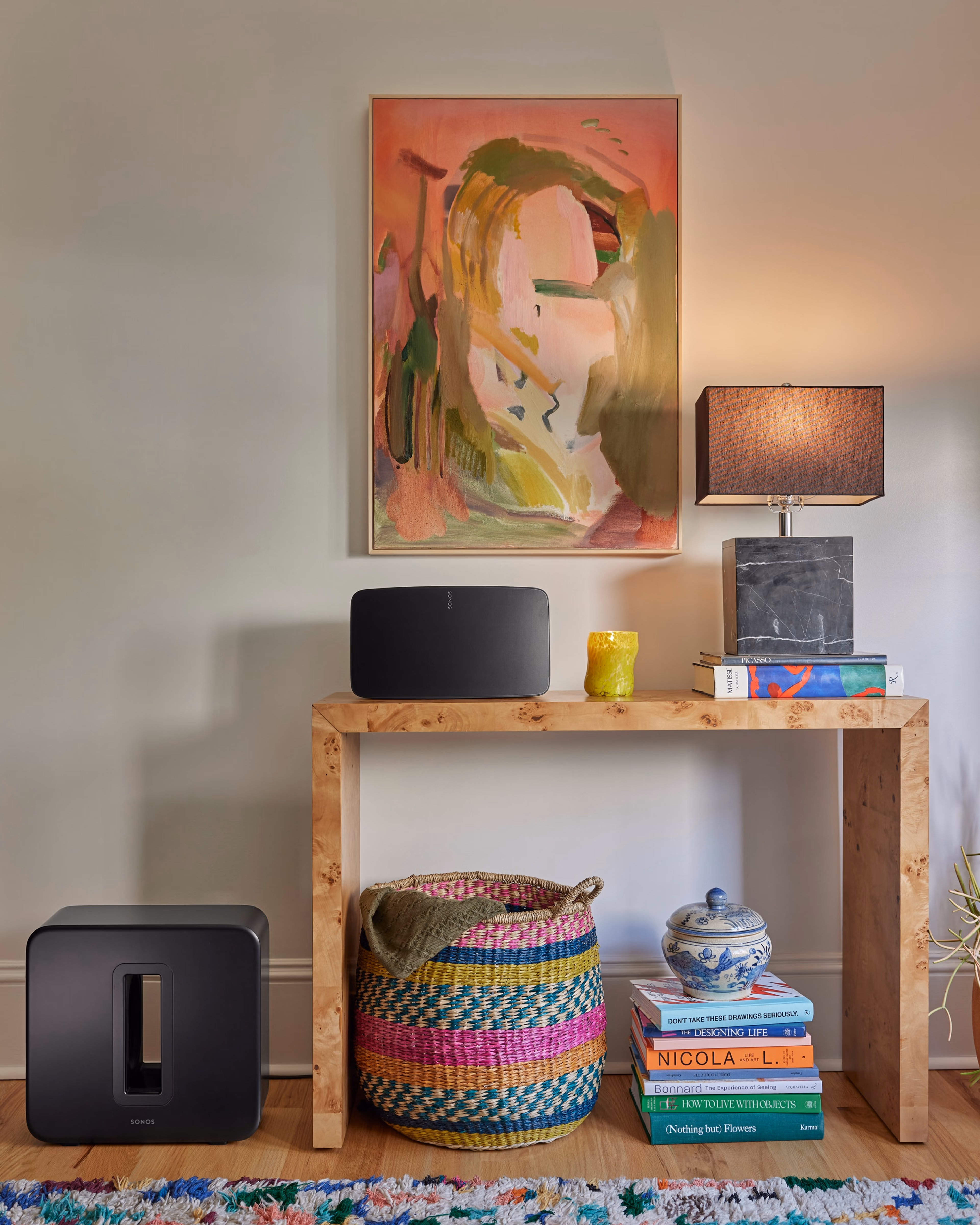 Sonos Sub 4 och Sonos Five på ett bord