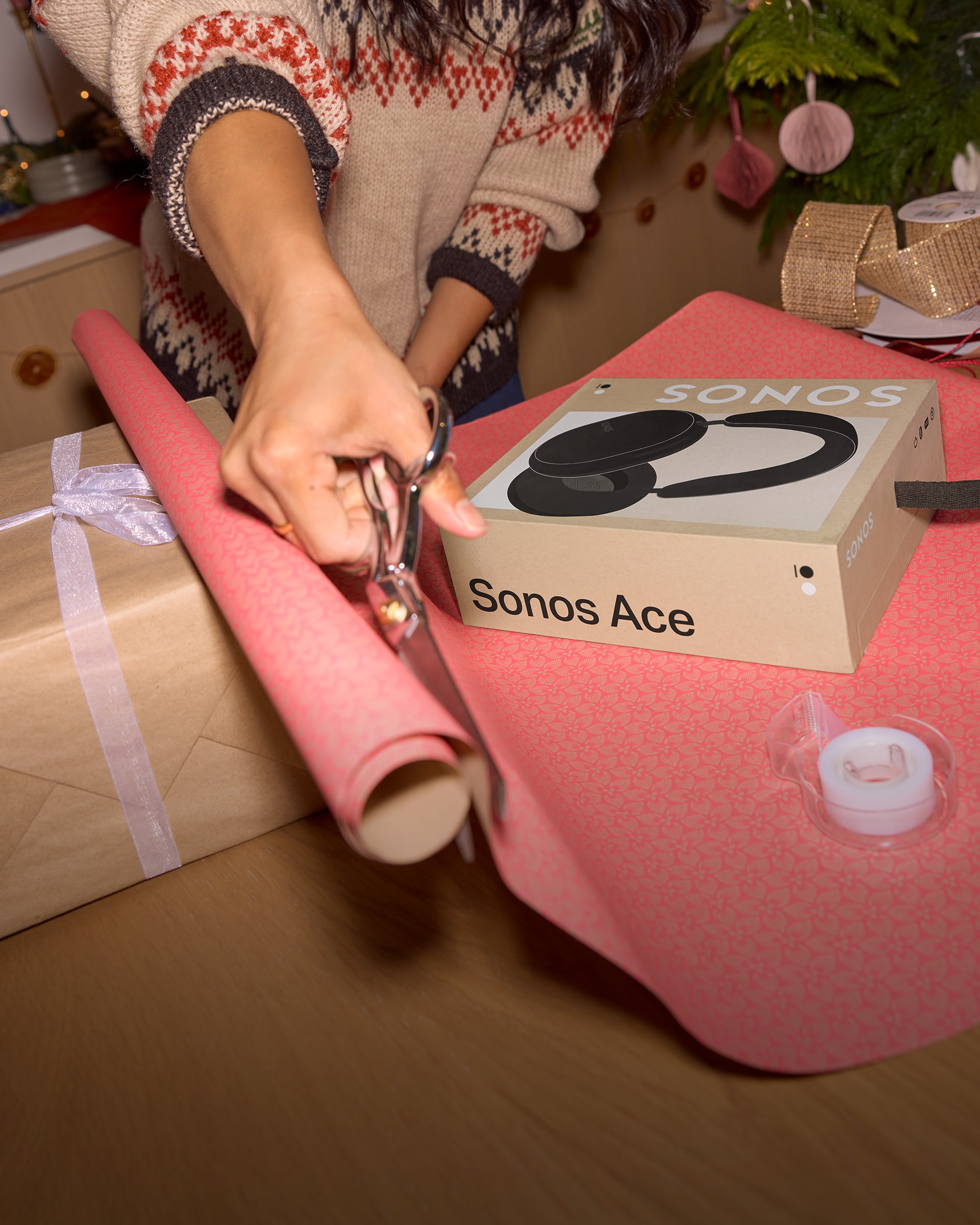 Une personne emballant un casque audio Sonos Ace noir