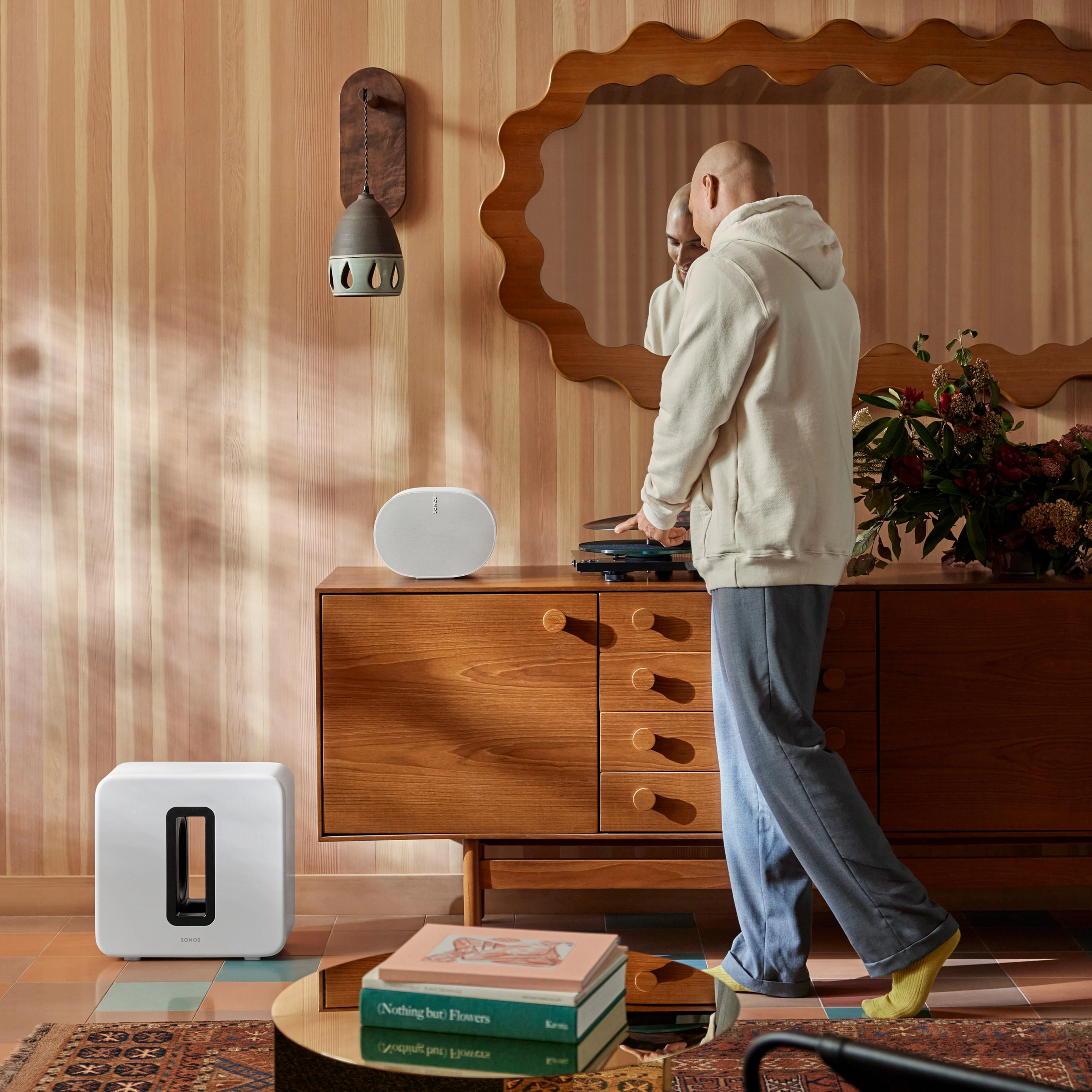 Bílý Sub 4 u stěny vedle komody používaný s bílým Era 300