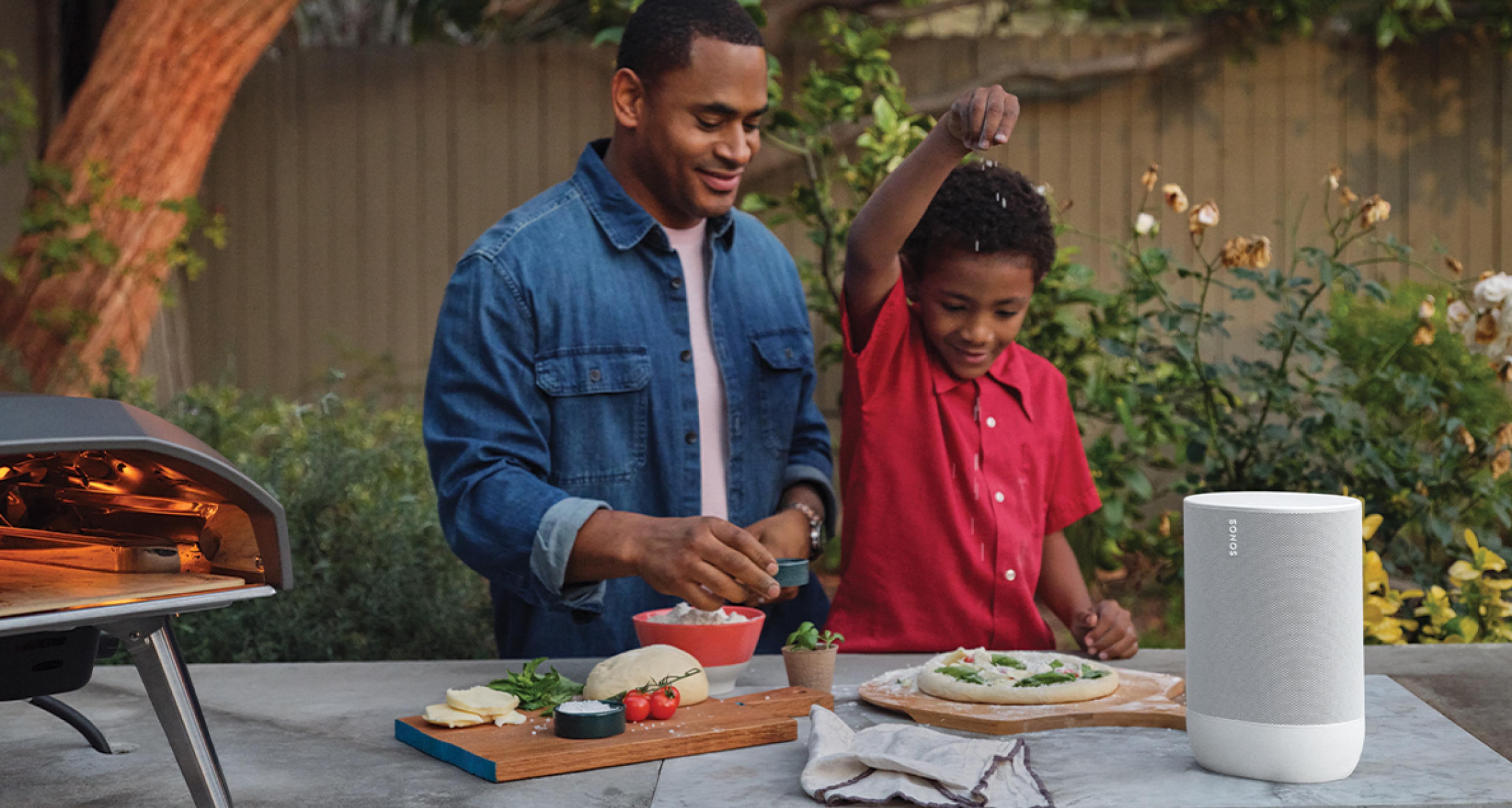 Cooking pizza outdoor with Sonos Move white
