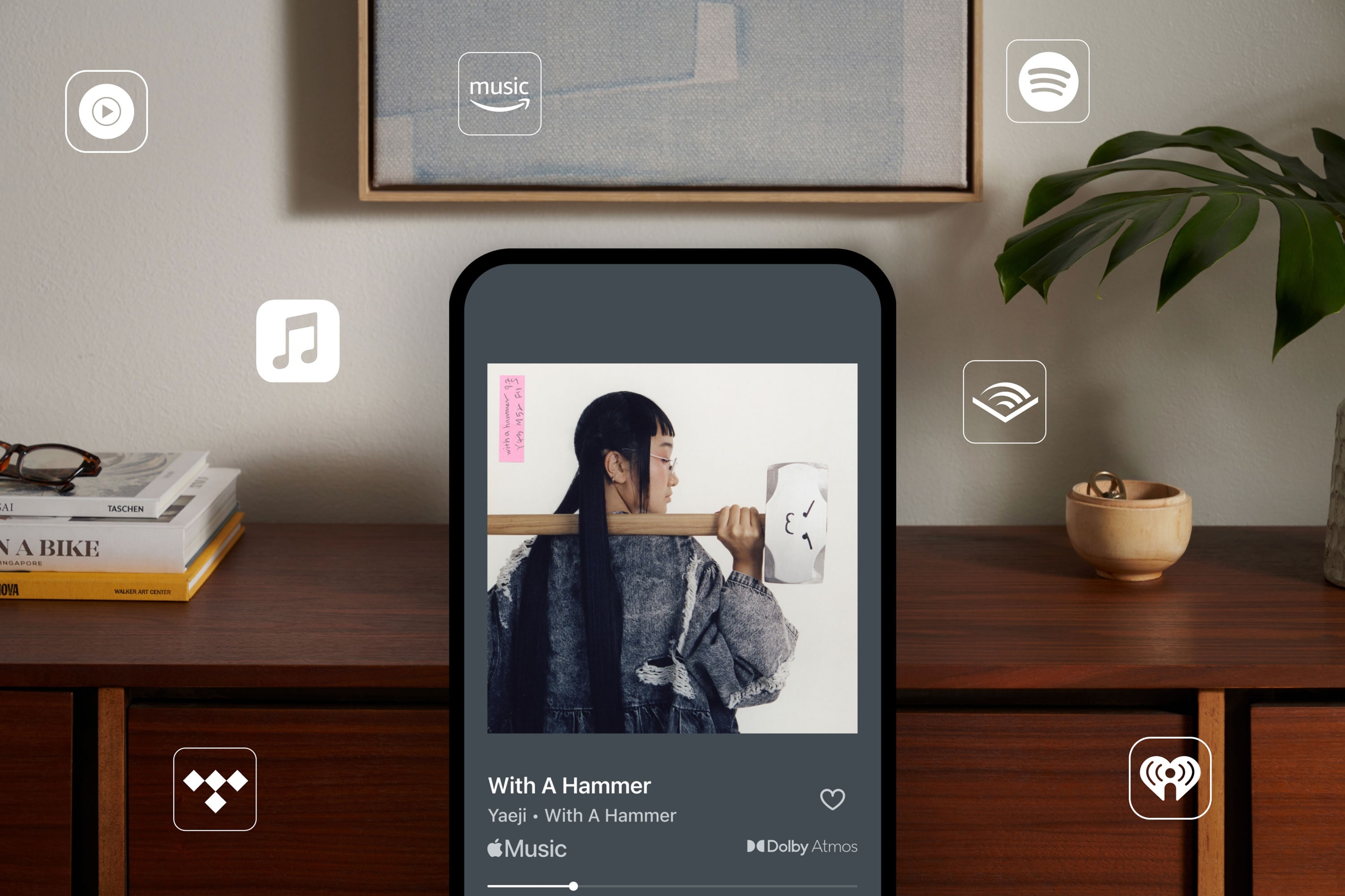 Reproducción de Apple Music en teléfono con logotipos de varios servicios de música en streaming