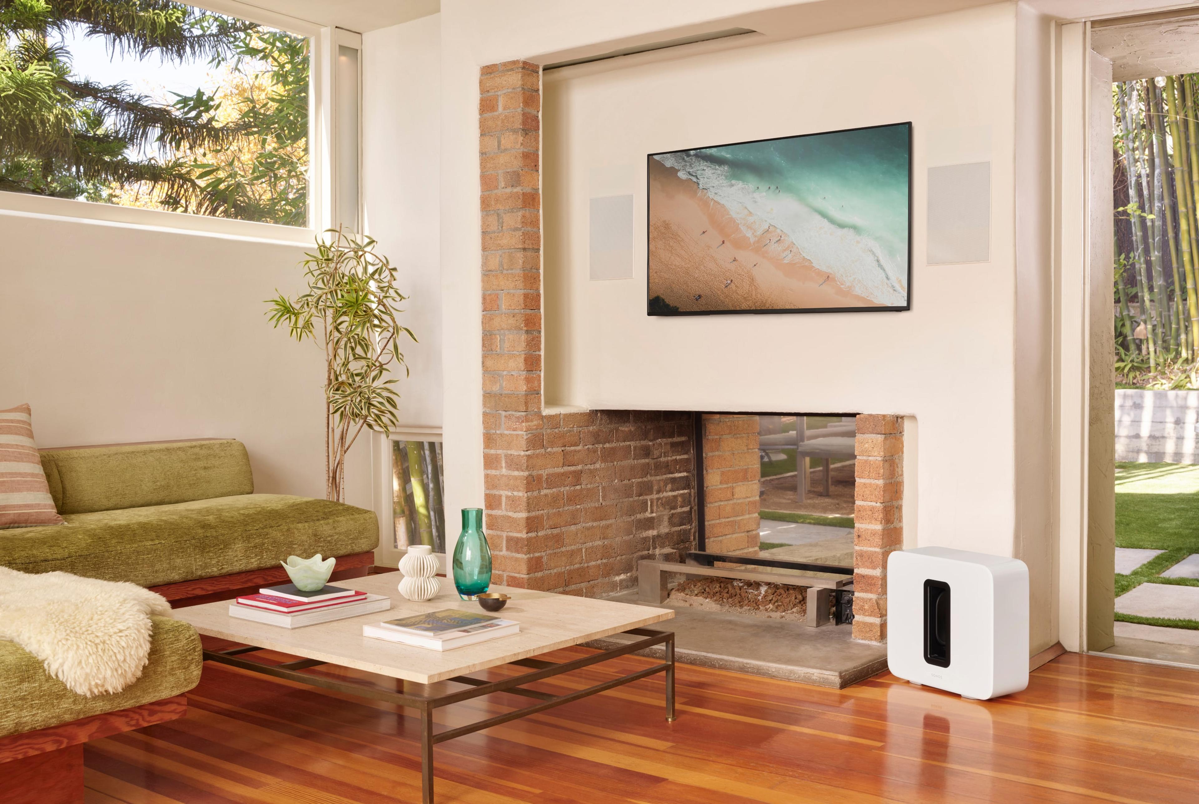 Home cinema-systeem met Sonance In-Wall-speakers en witte Sonos Sub
