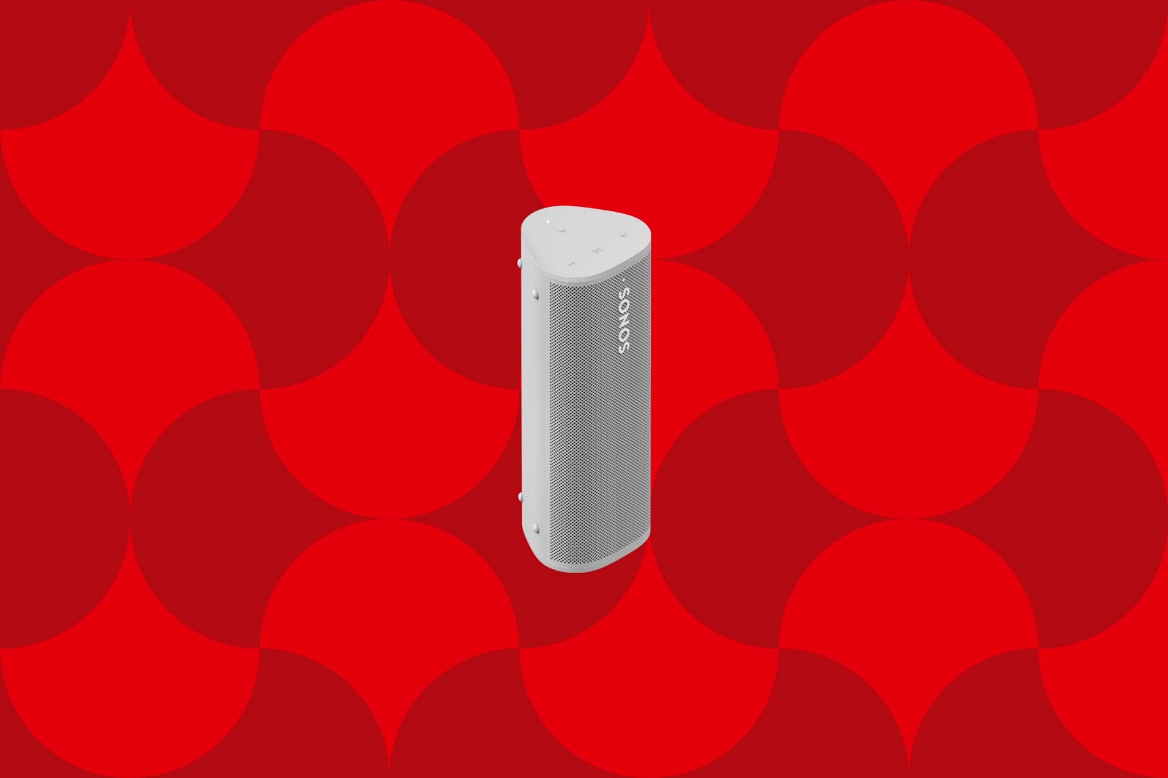 Imagen de un parlante portátil Sonos Roam en blanco sobre un fondo rojo con ilustraciones festivas