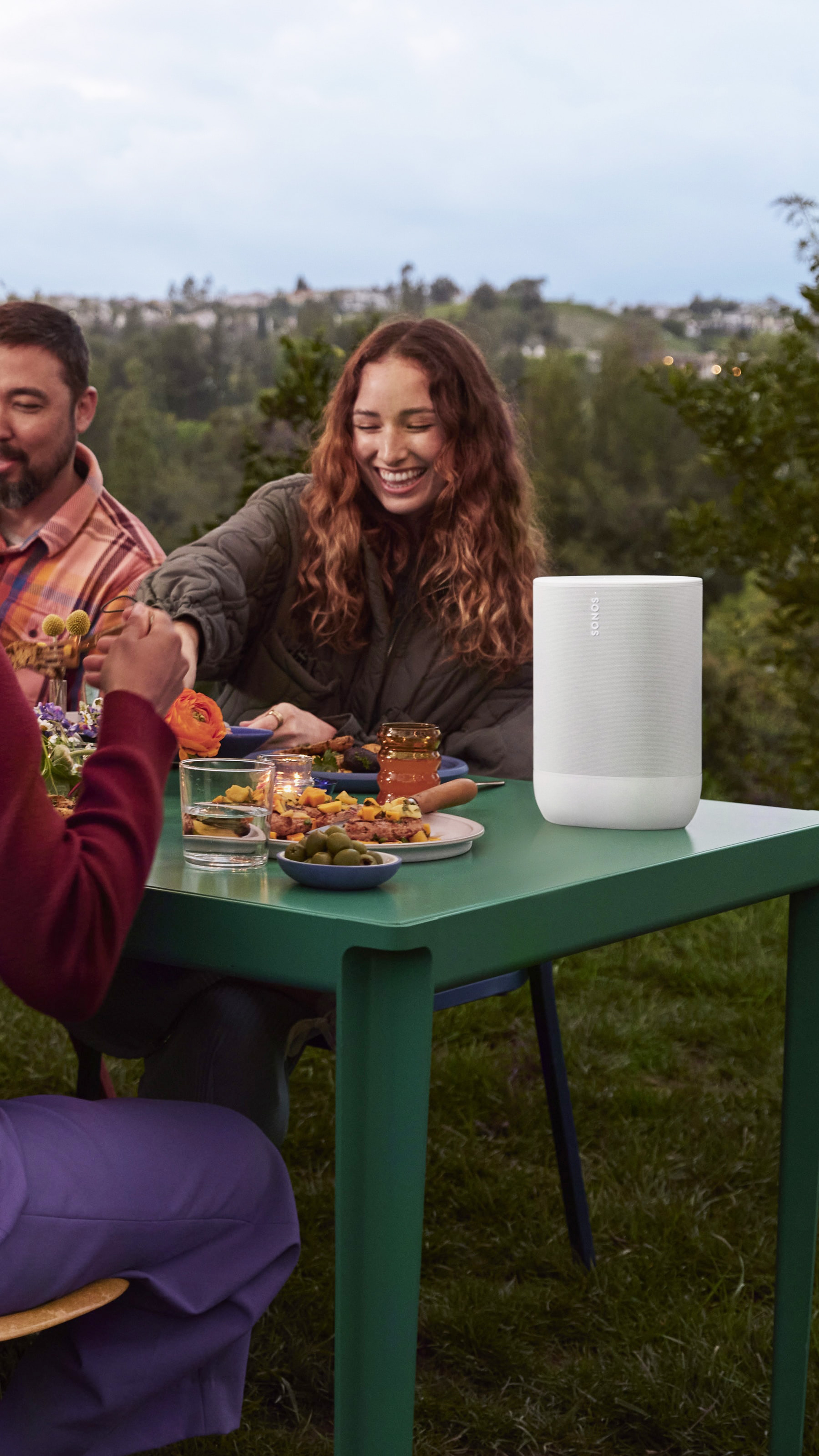 Eine Person mit einem Sonos Ace in Weiß