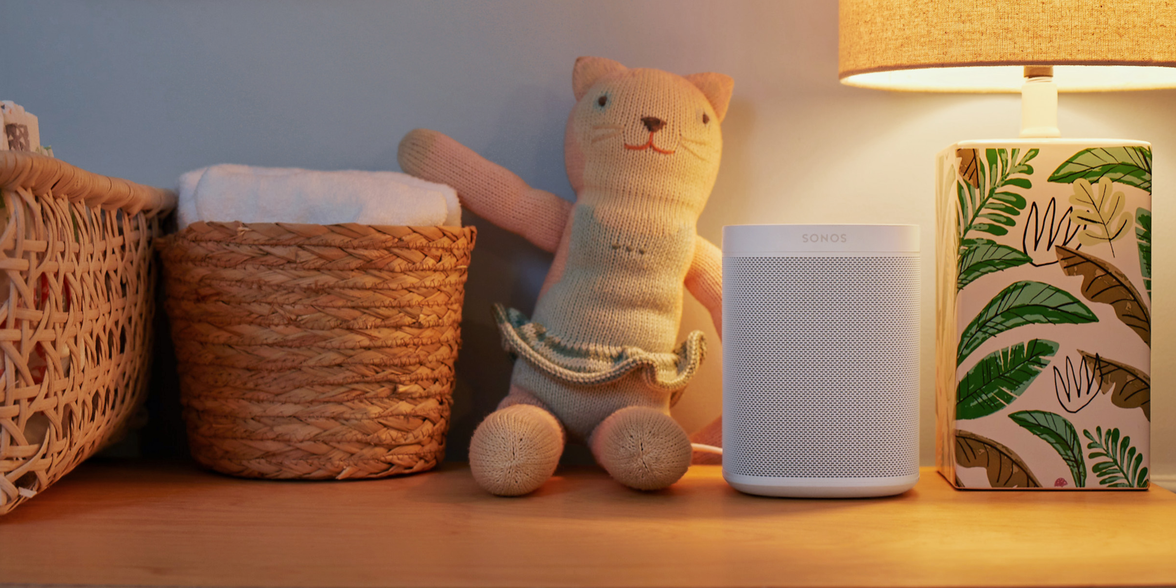 Un Sonos One en blanc dans la chambre d'enfant