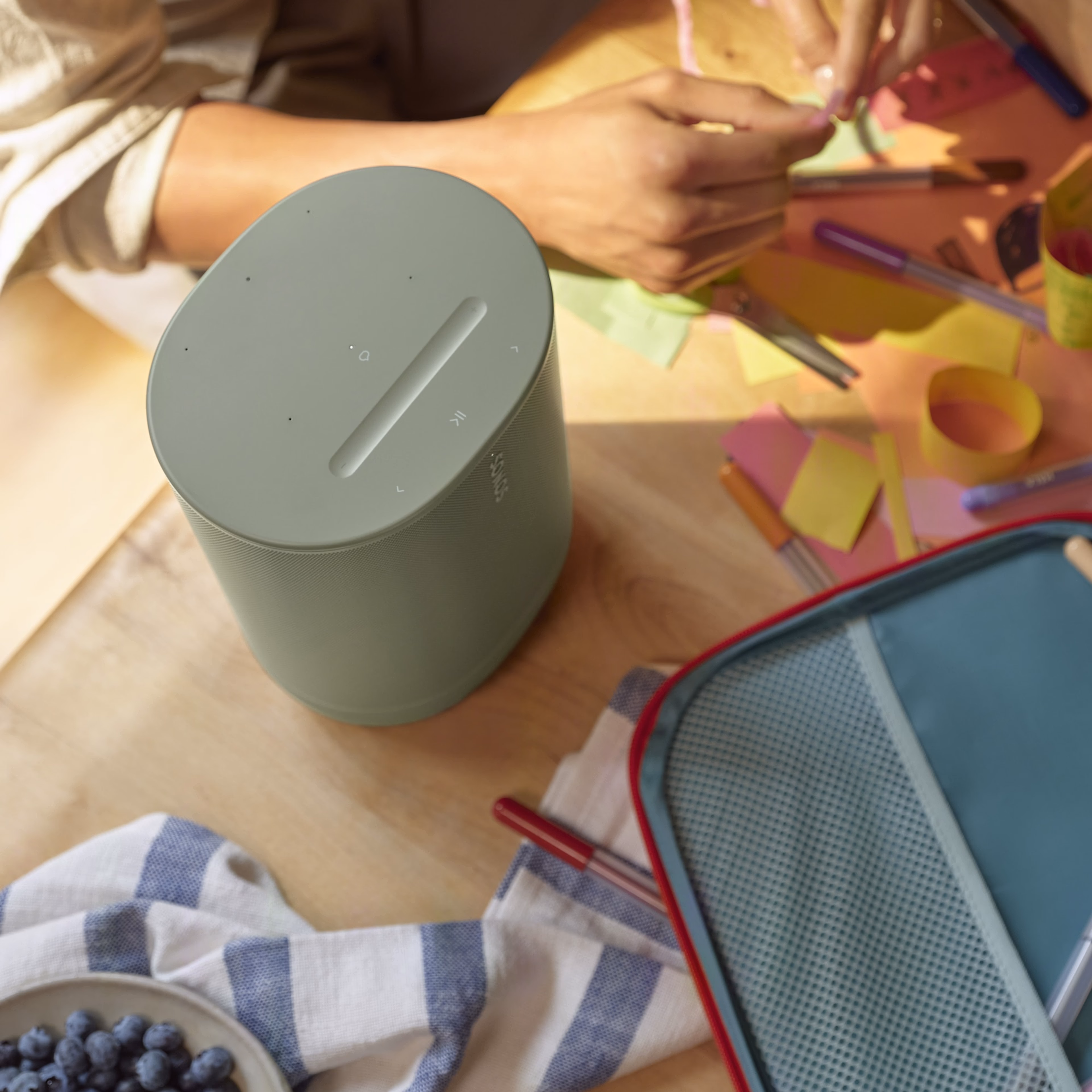 Move 2 ma na górze łatwe w obsłudze przyciski dotykowe do sterowania głośnością, odtwarzaniem / wstrzymywaniem odtwarzania i przechodzeniem między utworami