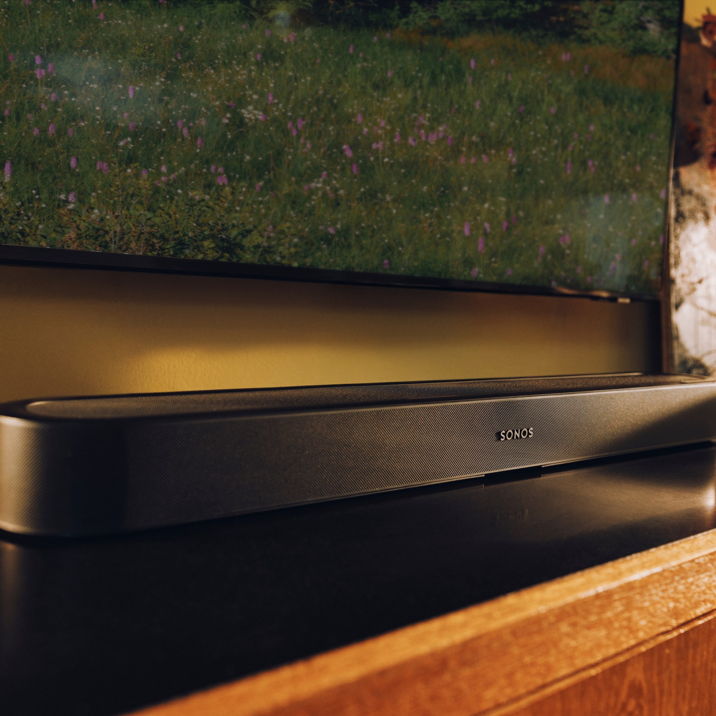 SONOS Beam Ultra čierny – oficiálna fotografia v interiéri