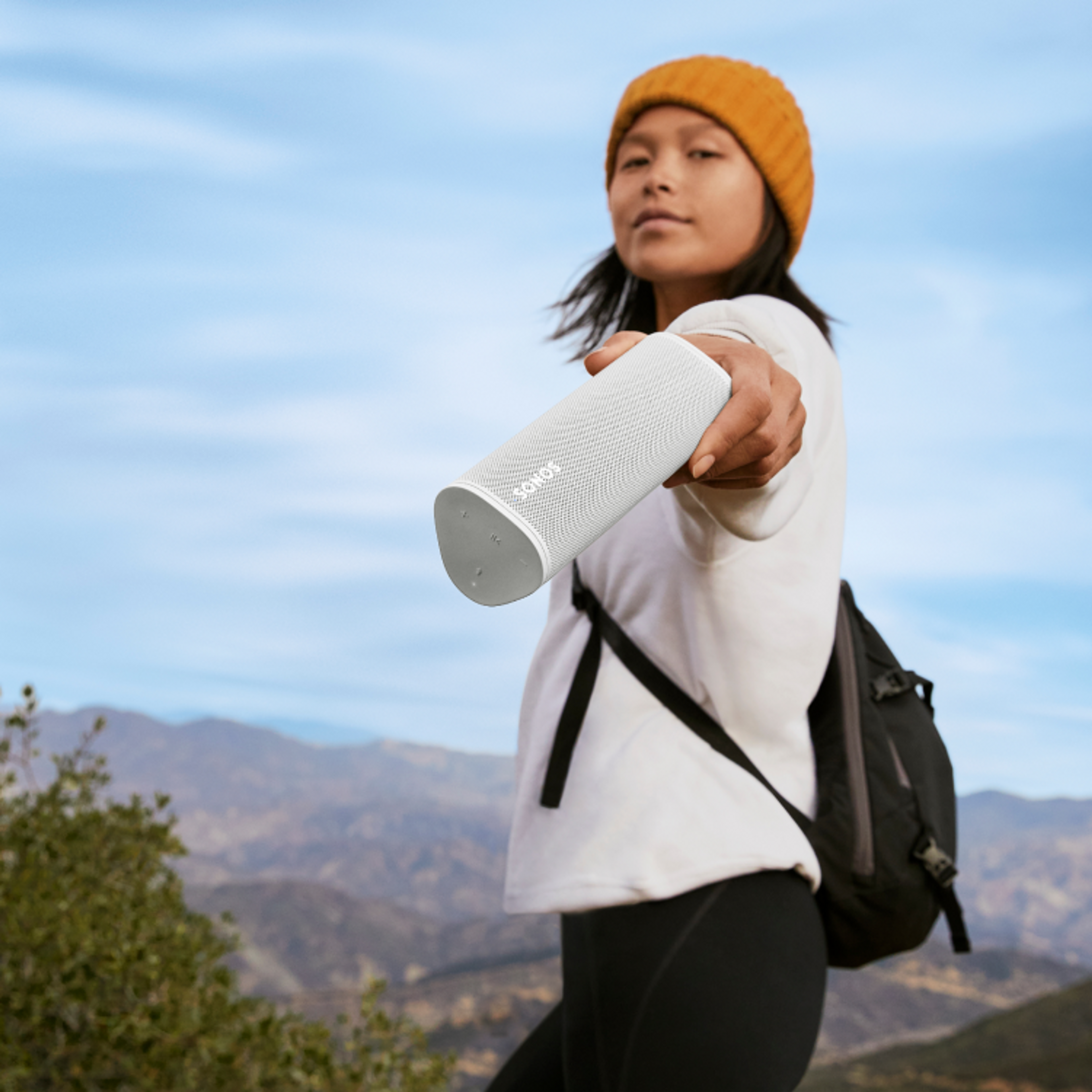 Sonos Roam en Lunar White en extérieur