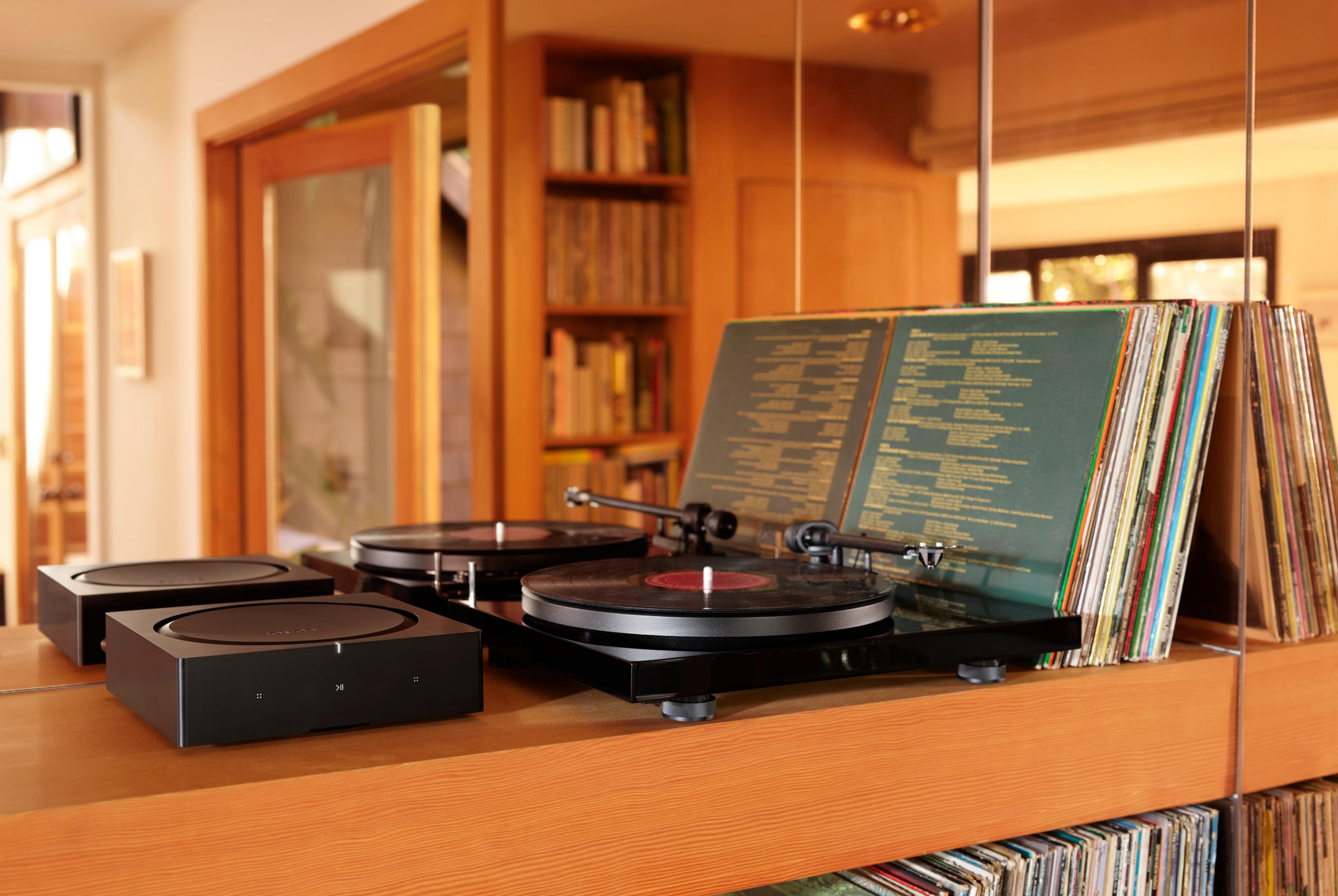 Amplificateur Sonos avec tourne-disque et disques vinyles