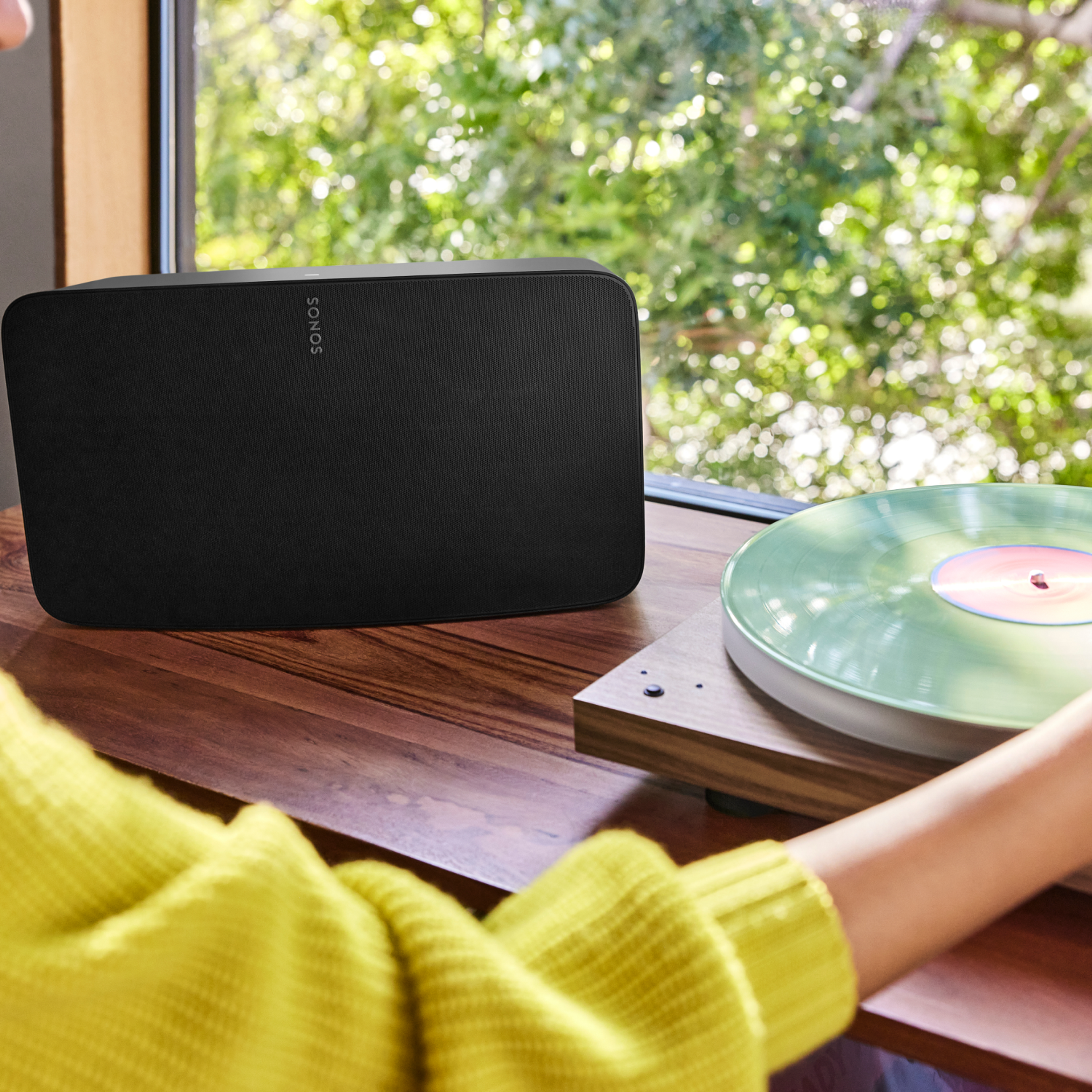 Platine vinyle en noyer avec un Sonos Five en noir