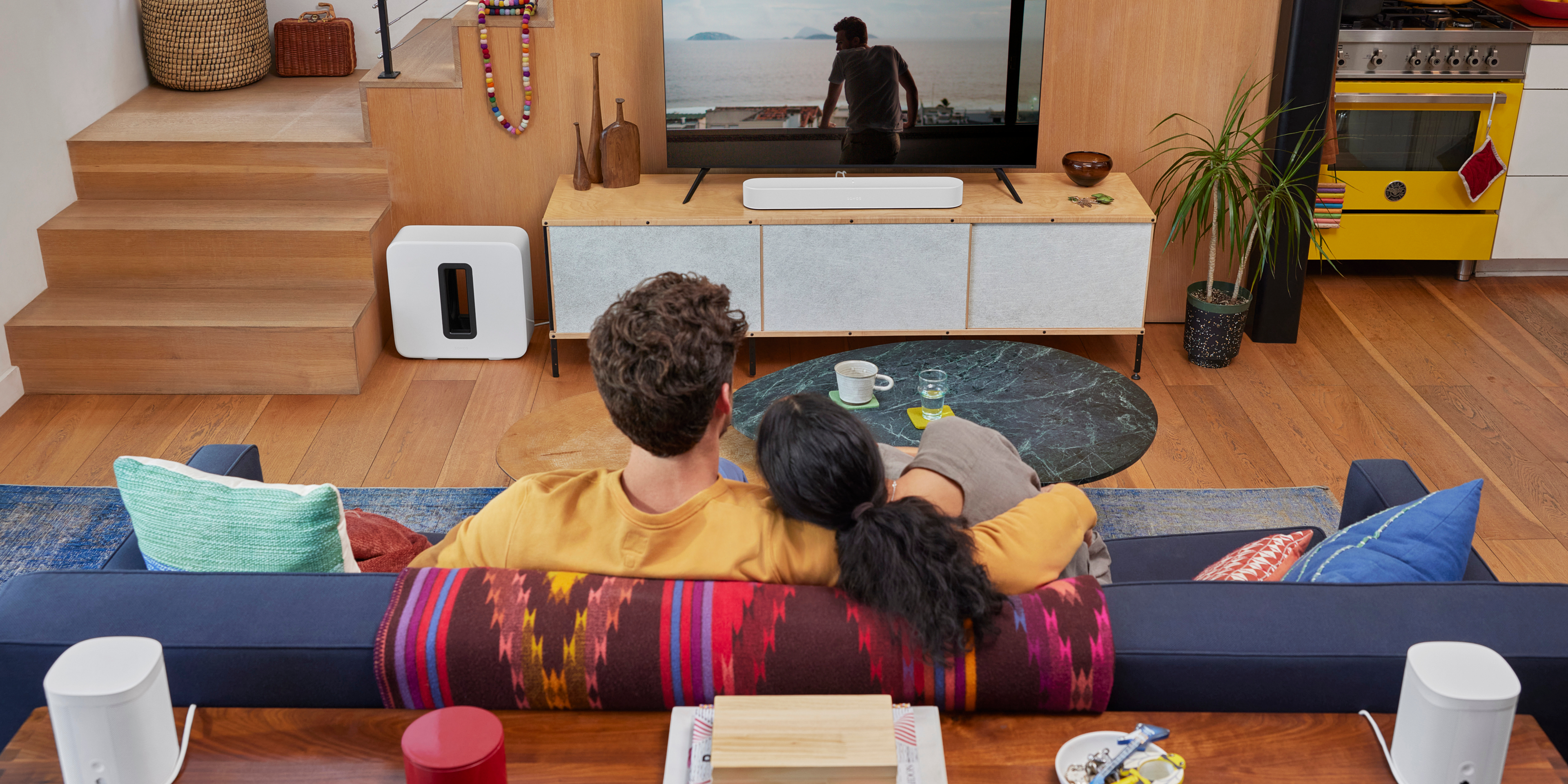 Une soirée cinéma avec une Sonos Beam en blanc et un Sonos Sub en blanc