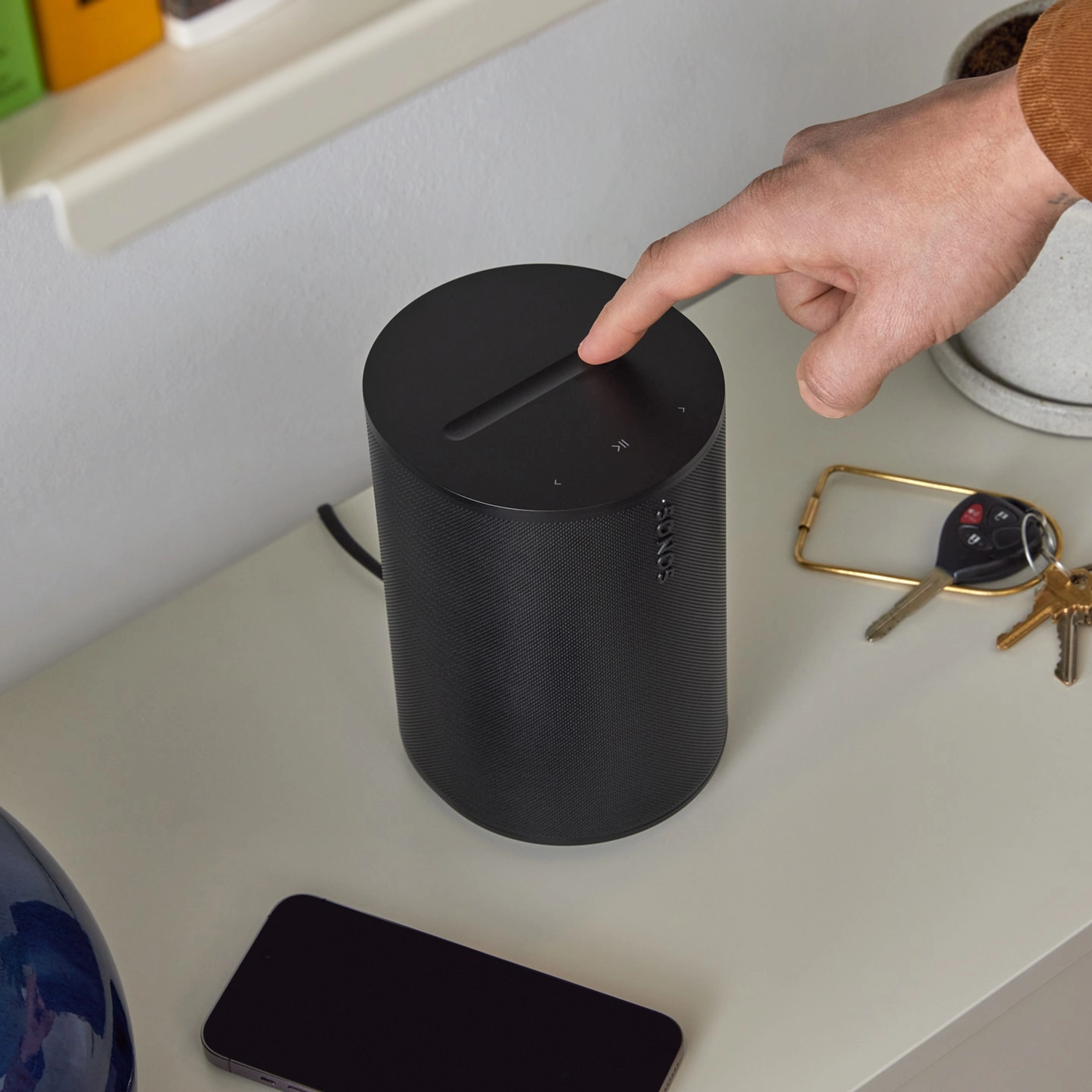 Sonos Era 100 SL(ブラック)上部にあるタッチ操作で音楽の音量を調節するユーザー