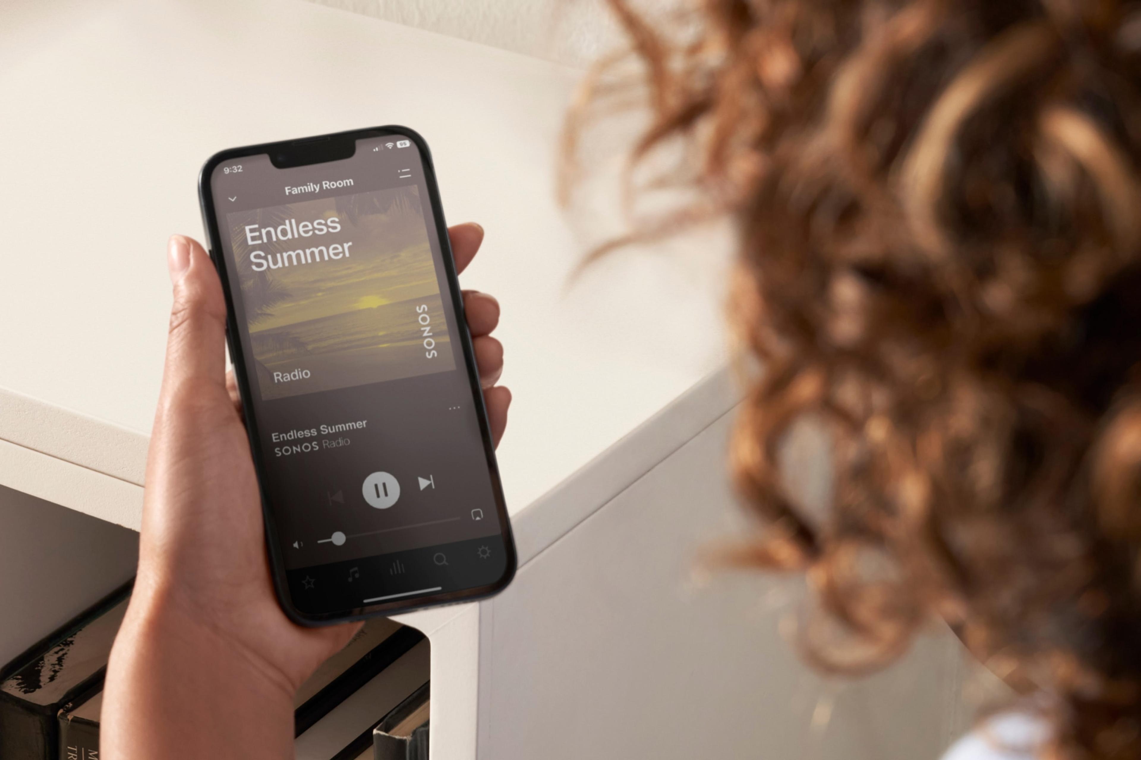 Nahansicht eines Smartphones, auf dem die Sonos App zur Steuerung eines Sonos Systems genutzt wird