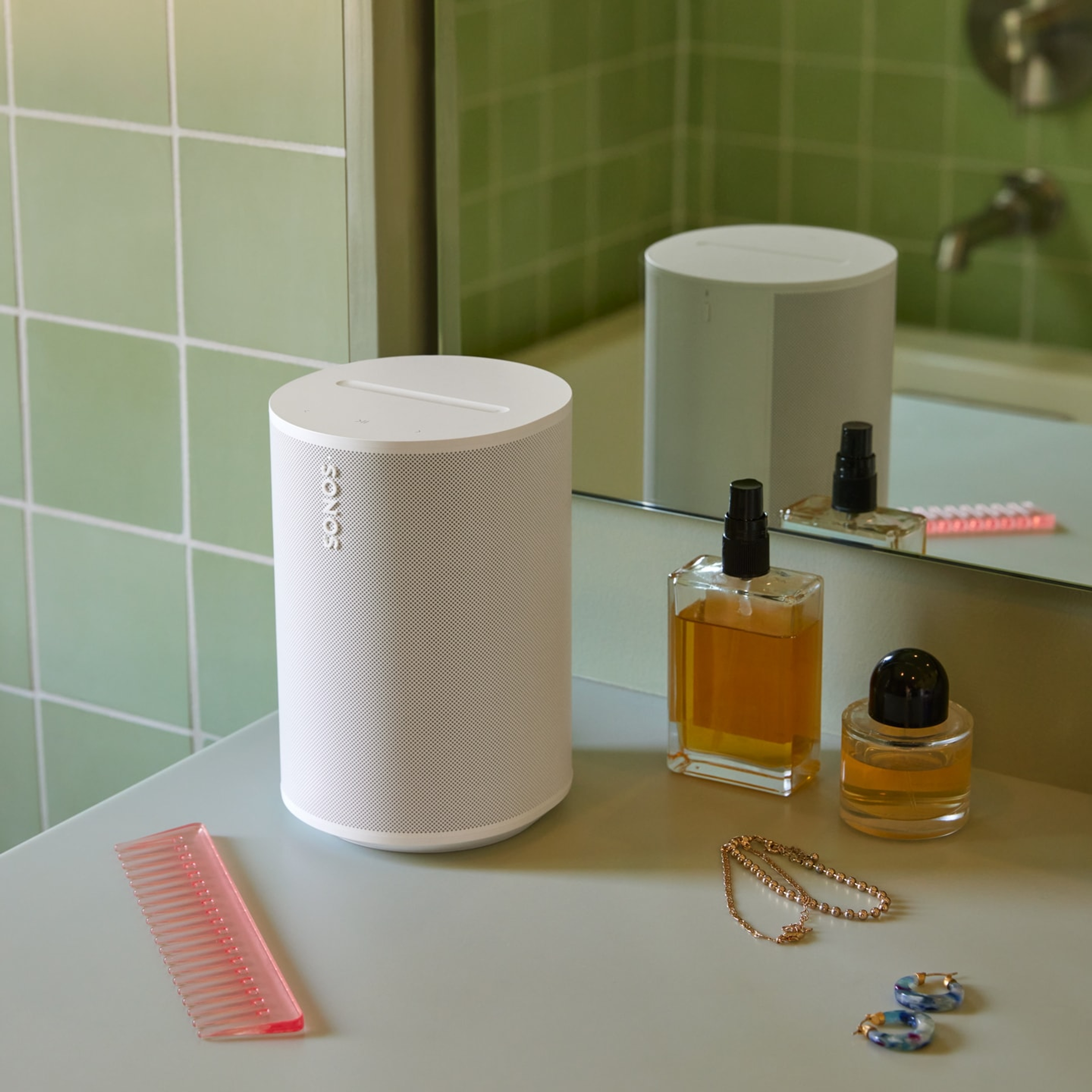 Un Sonos Era 100 SL blanc sur un meuble de salle de bain