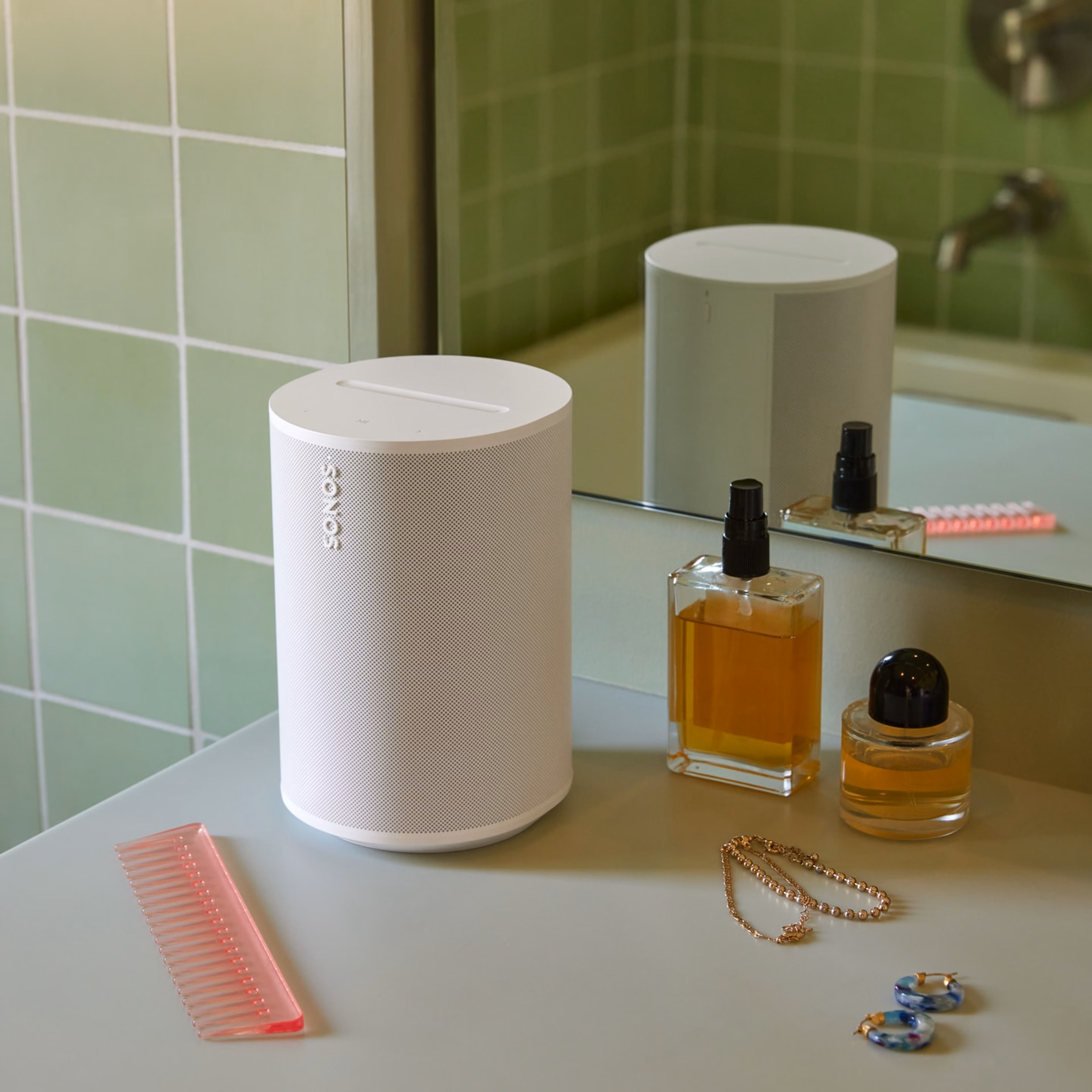 Un Sonos Era 100 SL blanc sur un meuble de salle de bain