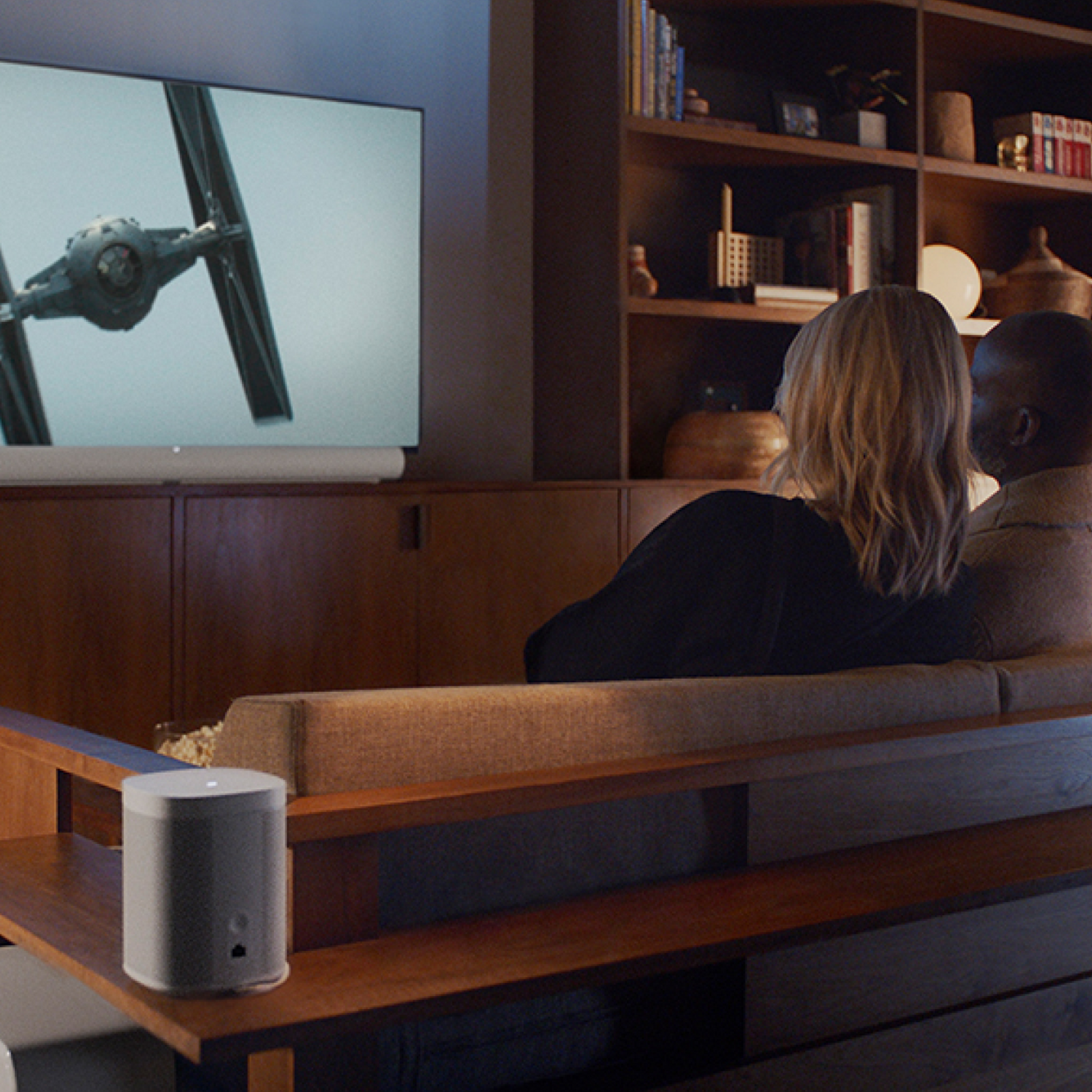 Une soirée cinéma avec une Sonos Arc en blanc