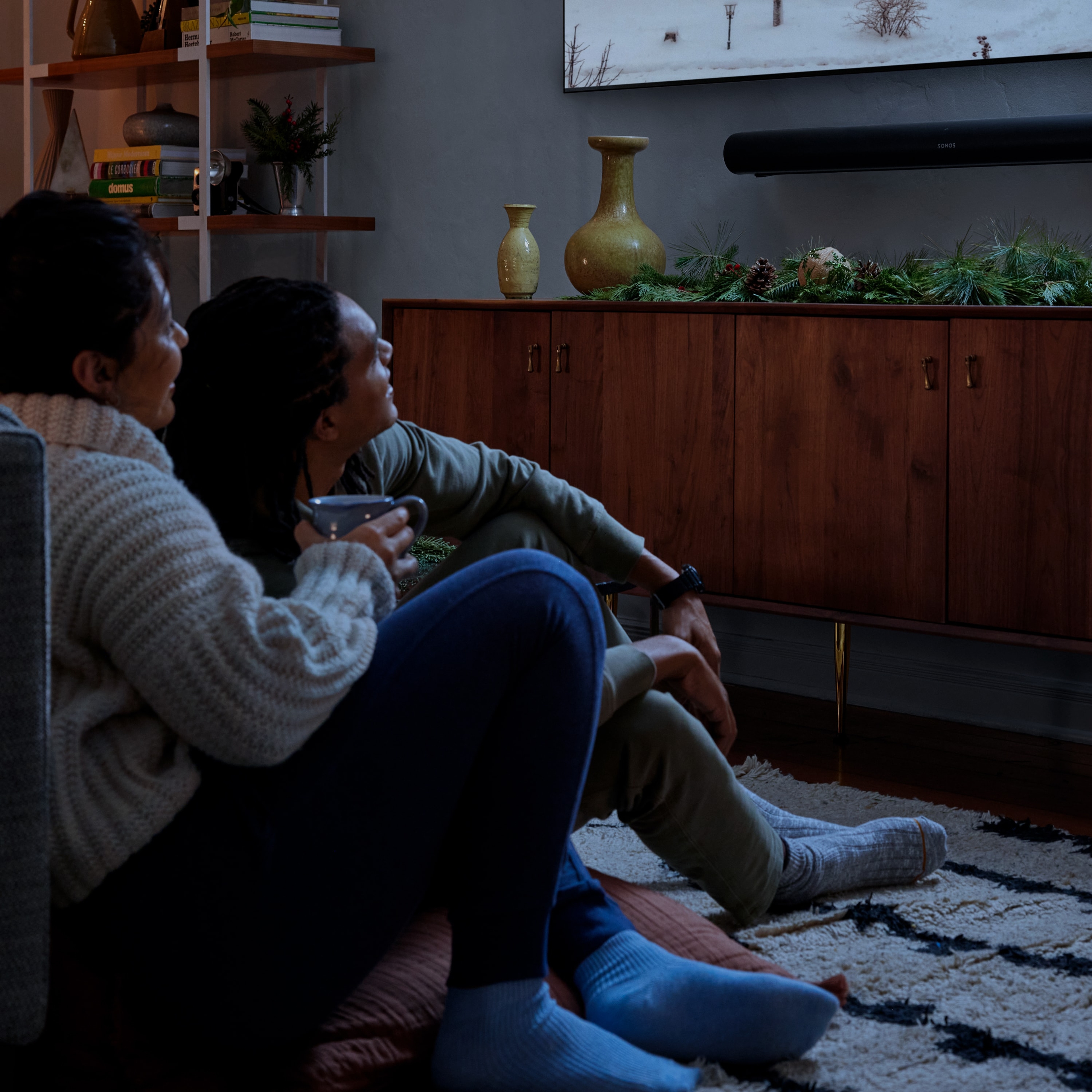 Couple regardant un film sur un téléviseur connecté à Sonos Arc et Sub