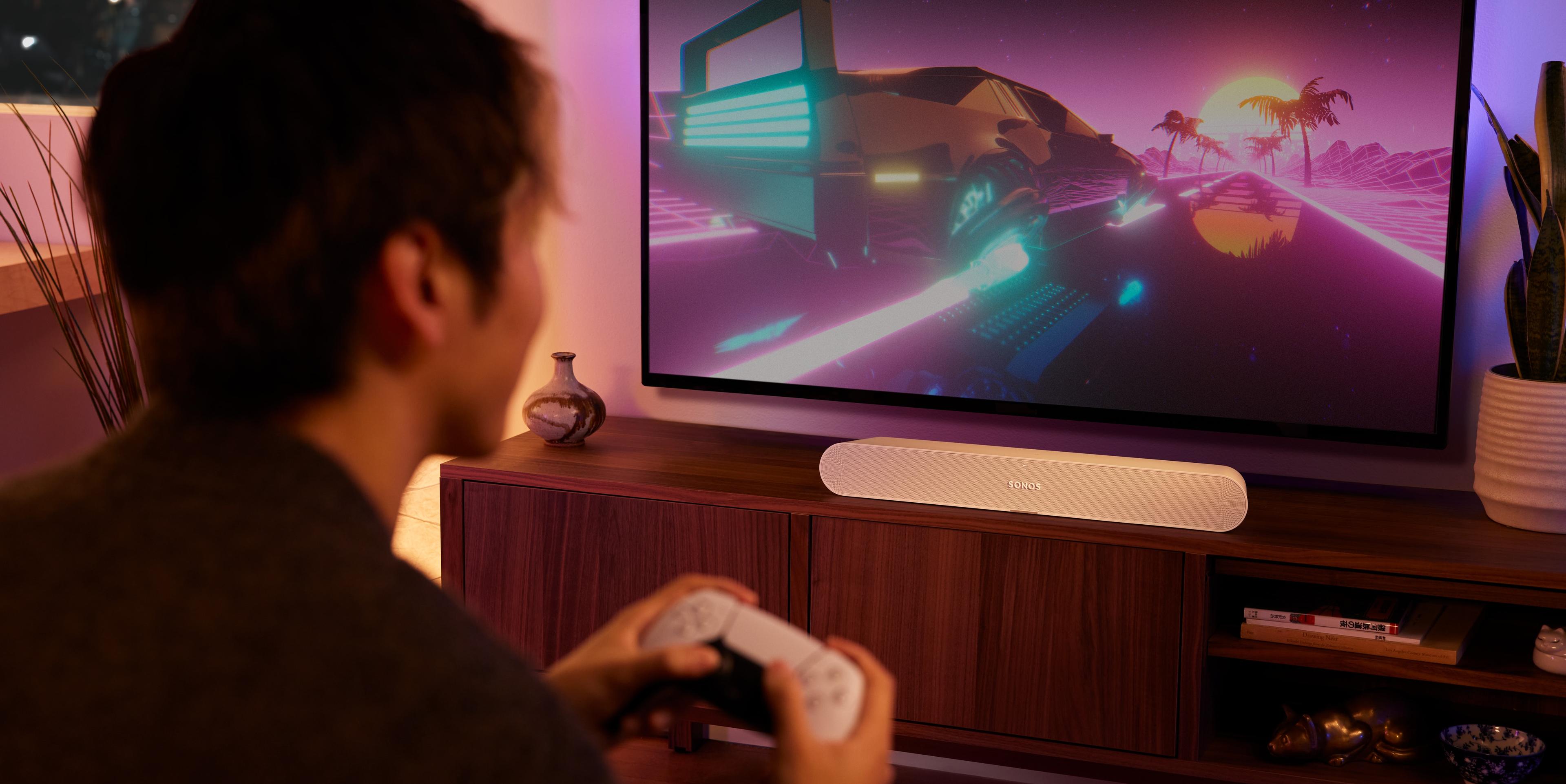 Sonos Ray blanche utilisée pour les jeux vidéo