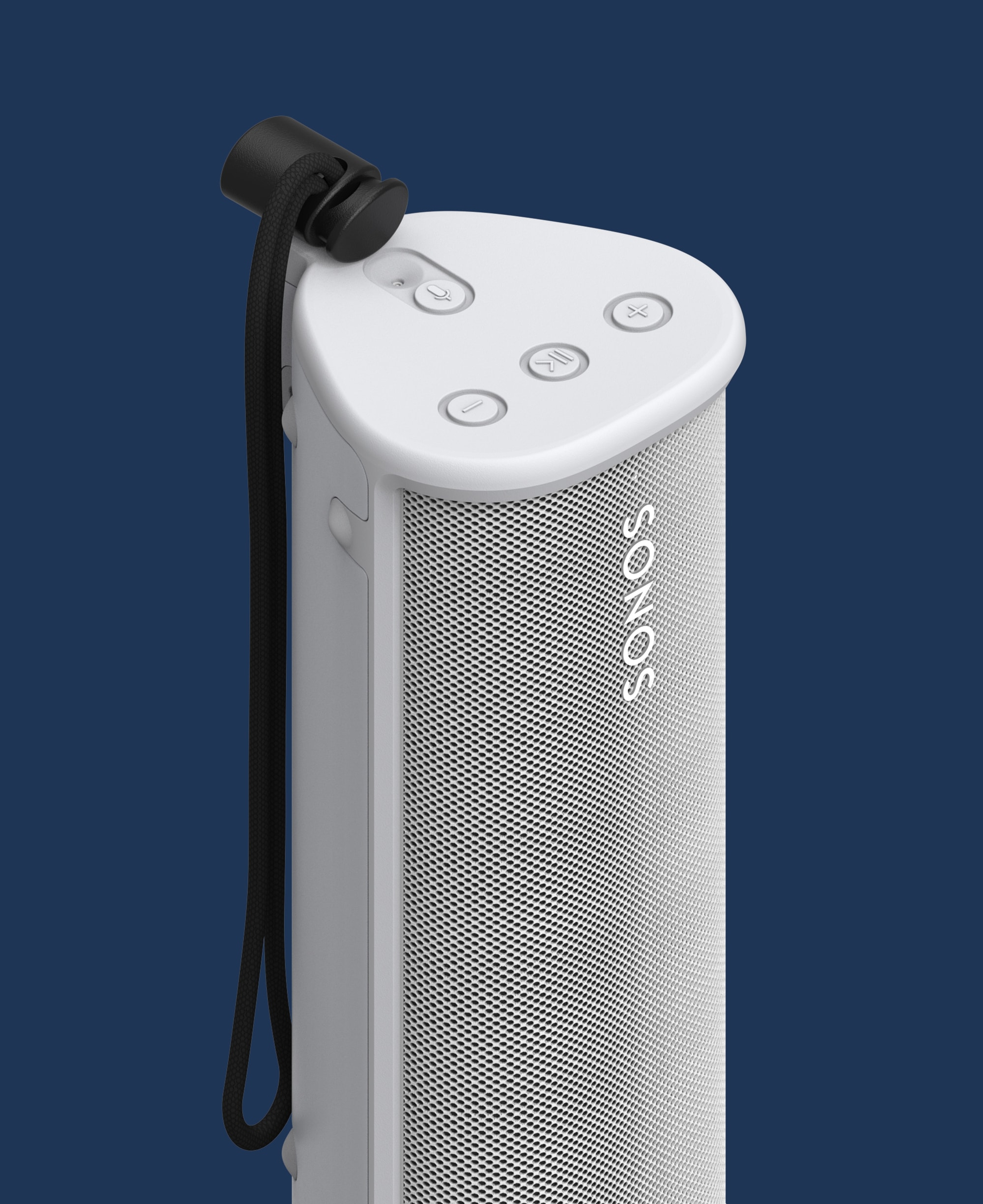 Bilde av en hvit Sonos Roam i en hvit OtterBox Sonos Roam-veske mot en blå bakgrunn