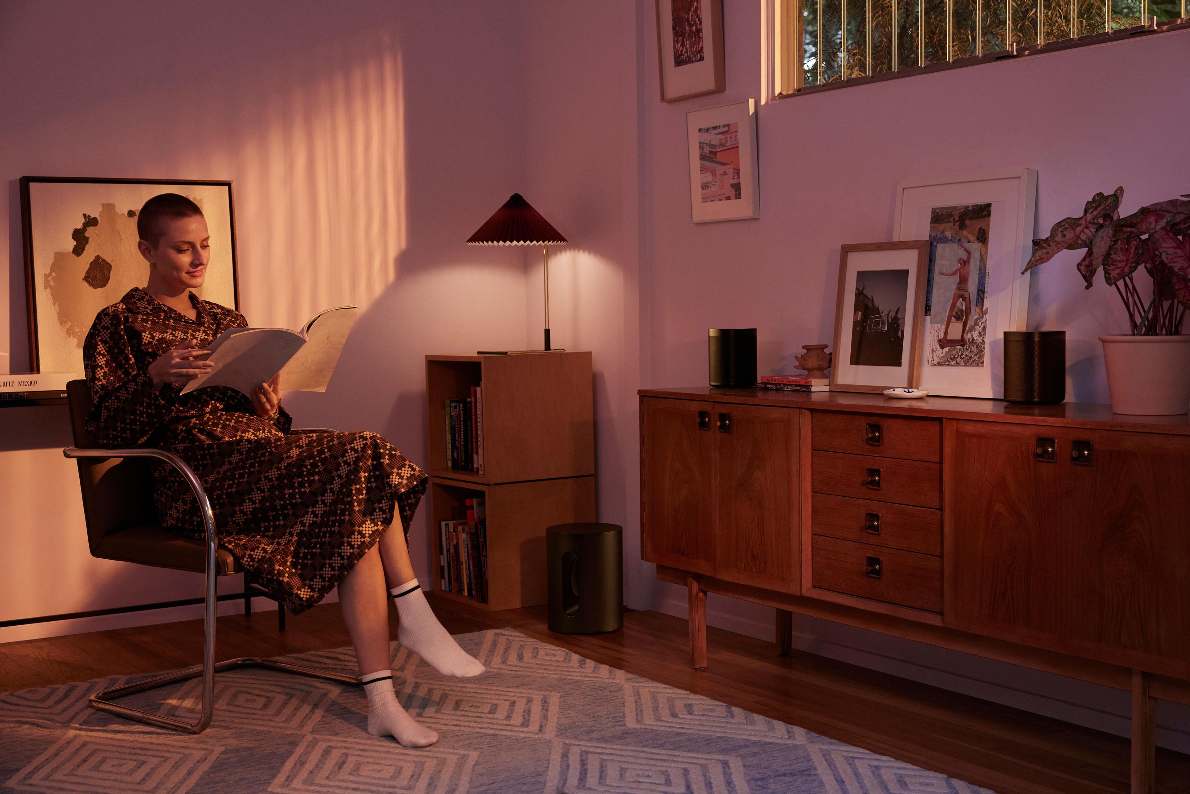 Roam SL in shadow black staand op een bureau