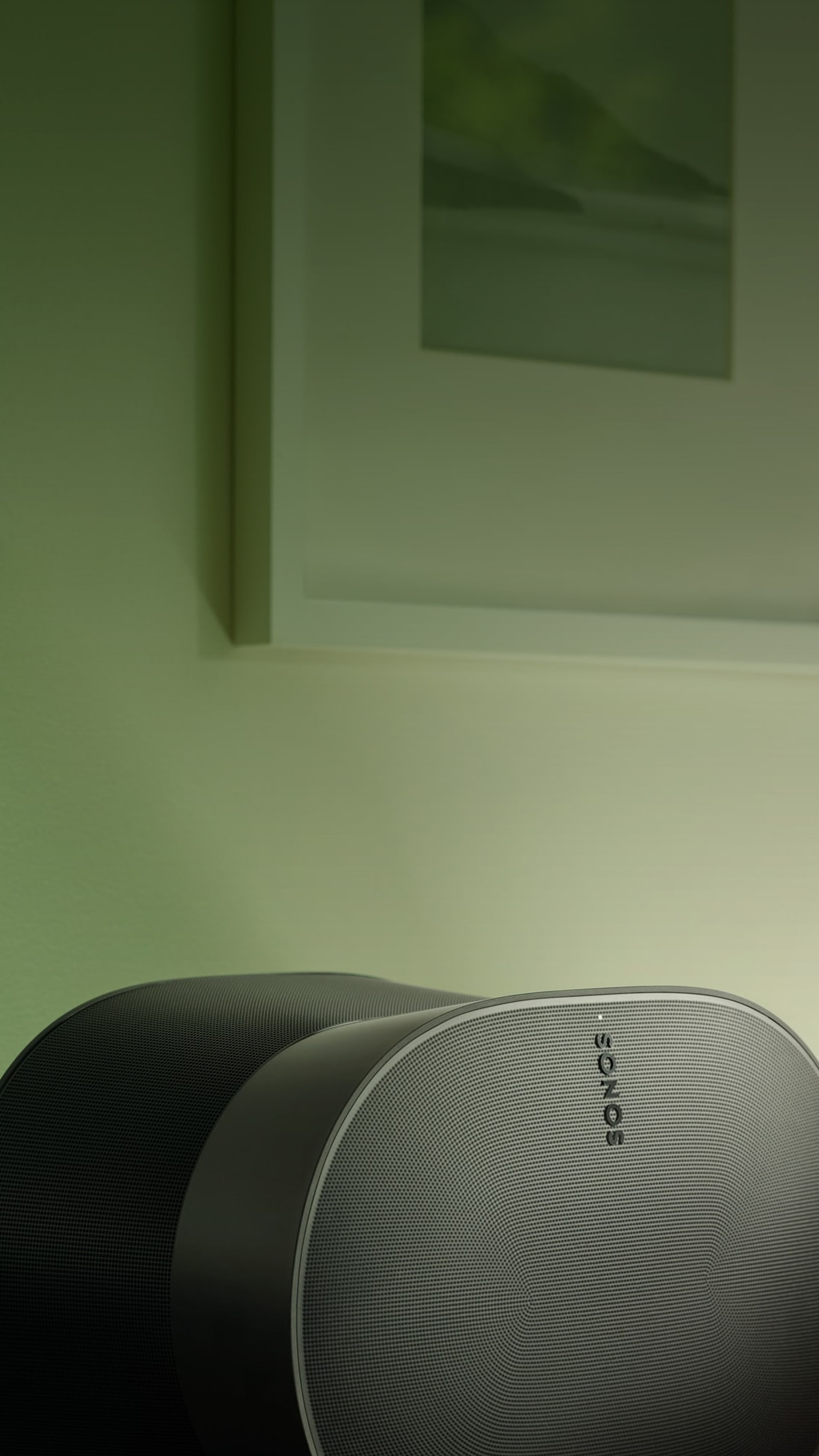 Une enceinte Sonos Era 300 noire sur une table, éclairée par une ampoule verte Philips Hue