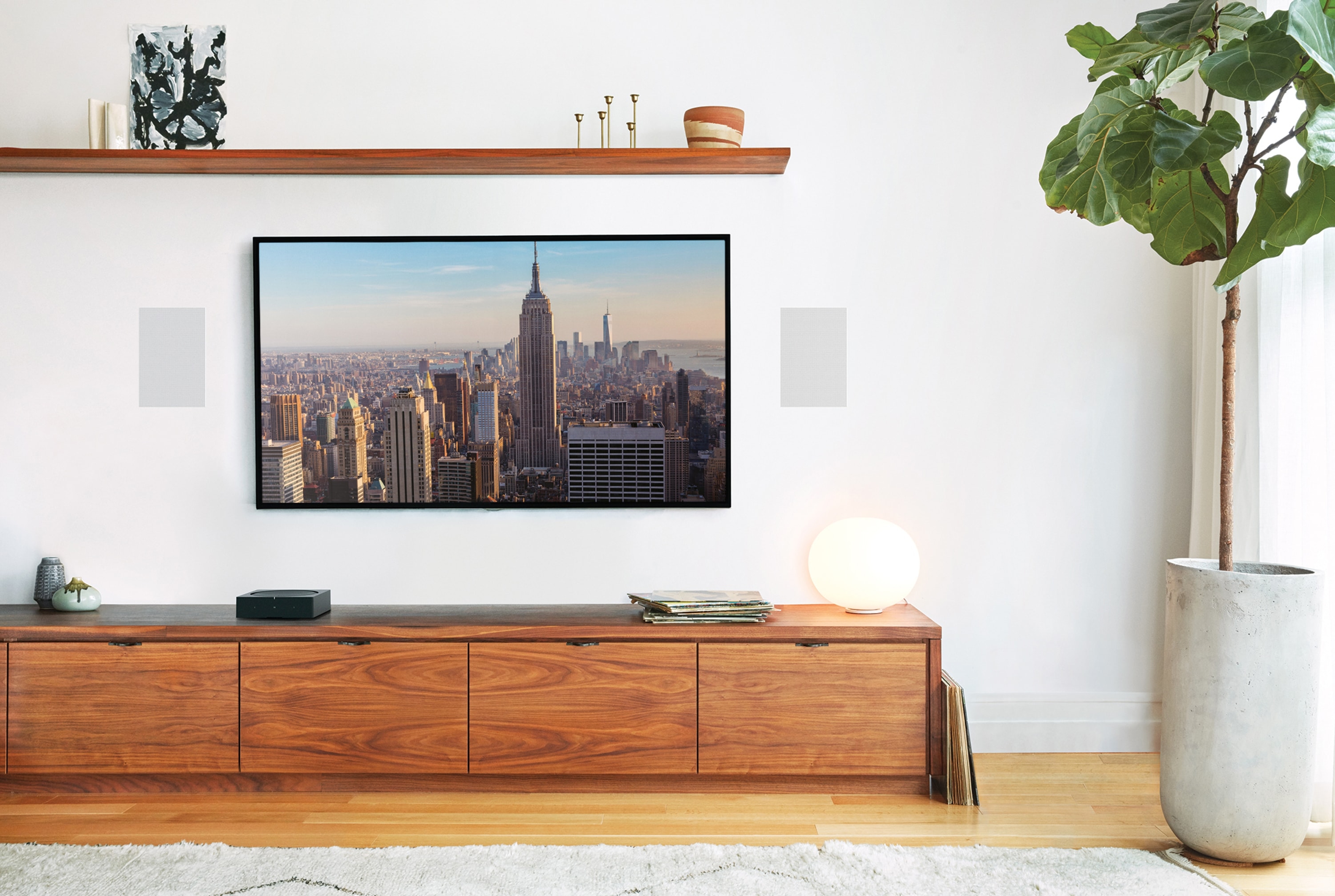 Vägghögtalare från Sonos och Sonance installerade med tv i hemmabiosystem