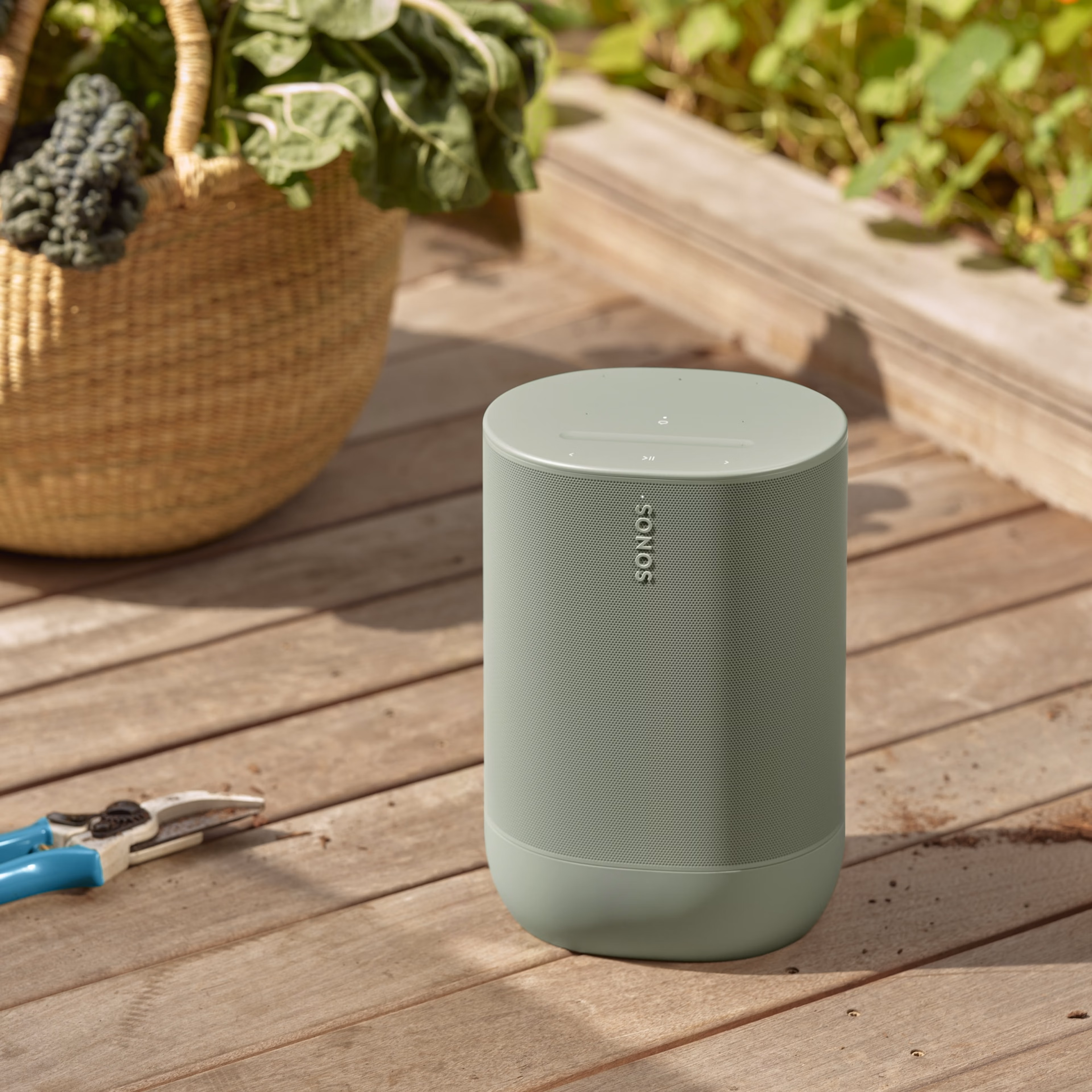 Użyj Move 2, aby cieszyć się wszechogarniającym dźwiękiem podczas wykonywania prac w ogrodzie