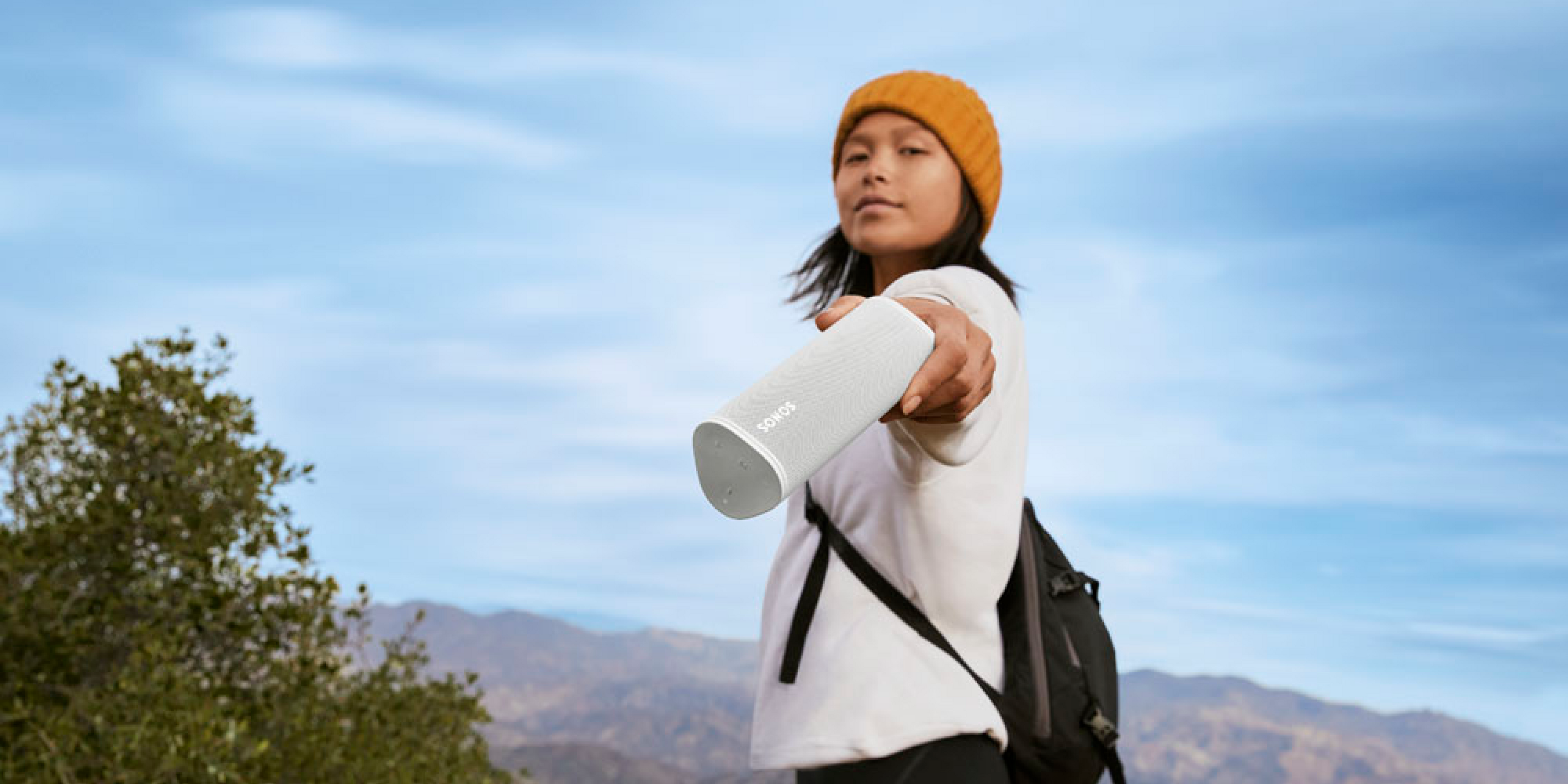 Sonos Roam en Lunar White en extérieur