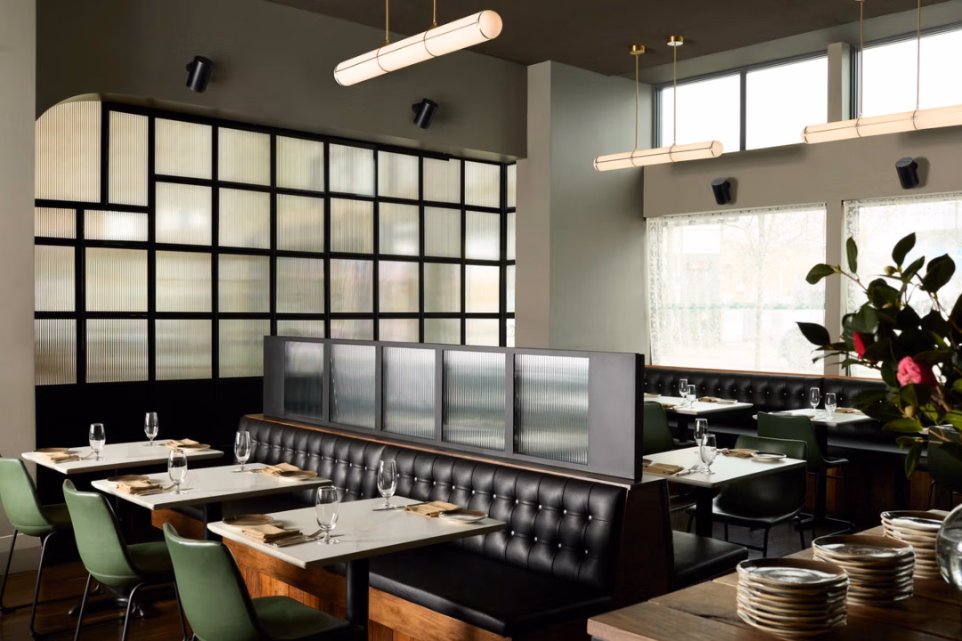 era-100-pro תמונת אווירה של מסעדה