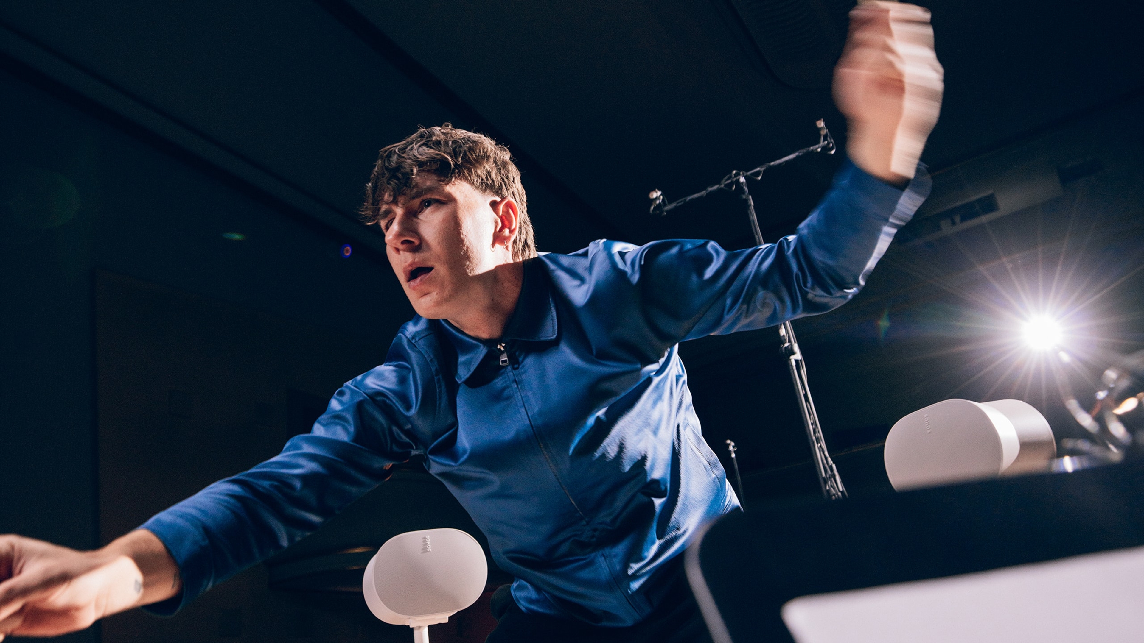 Musiker und DJ Bunt mit einem Sonos Era 300 in Weiß im Hintergrund