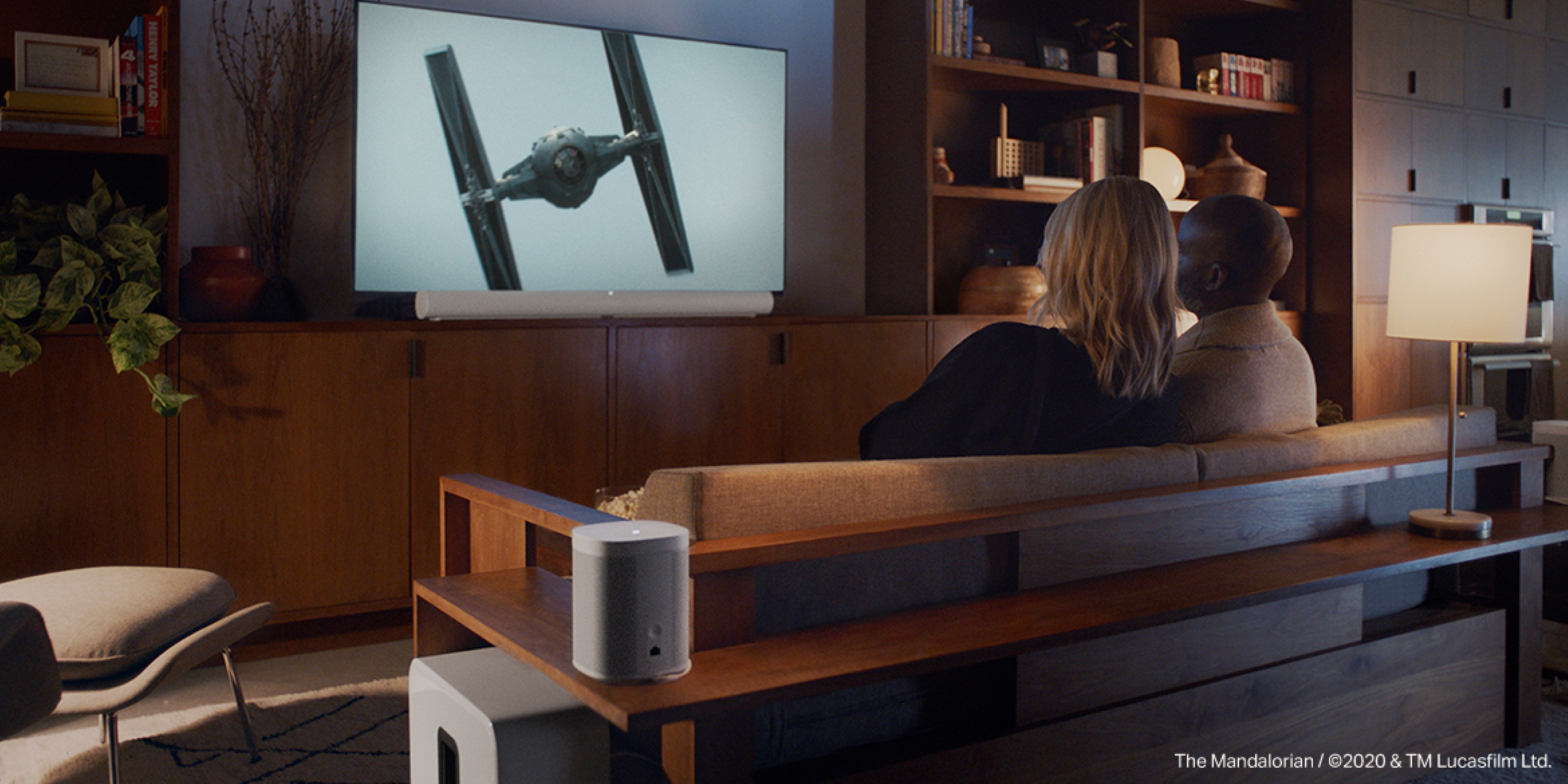 Une soirée cinéma avec une Sonos Arc en blanc