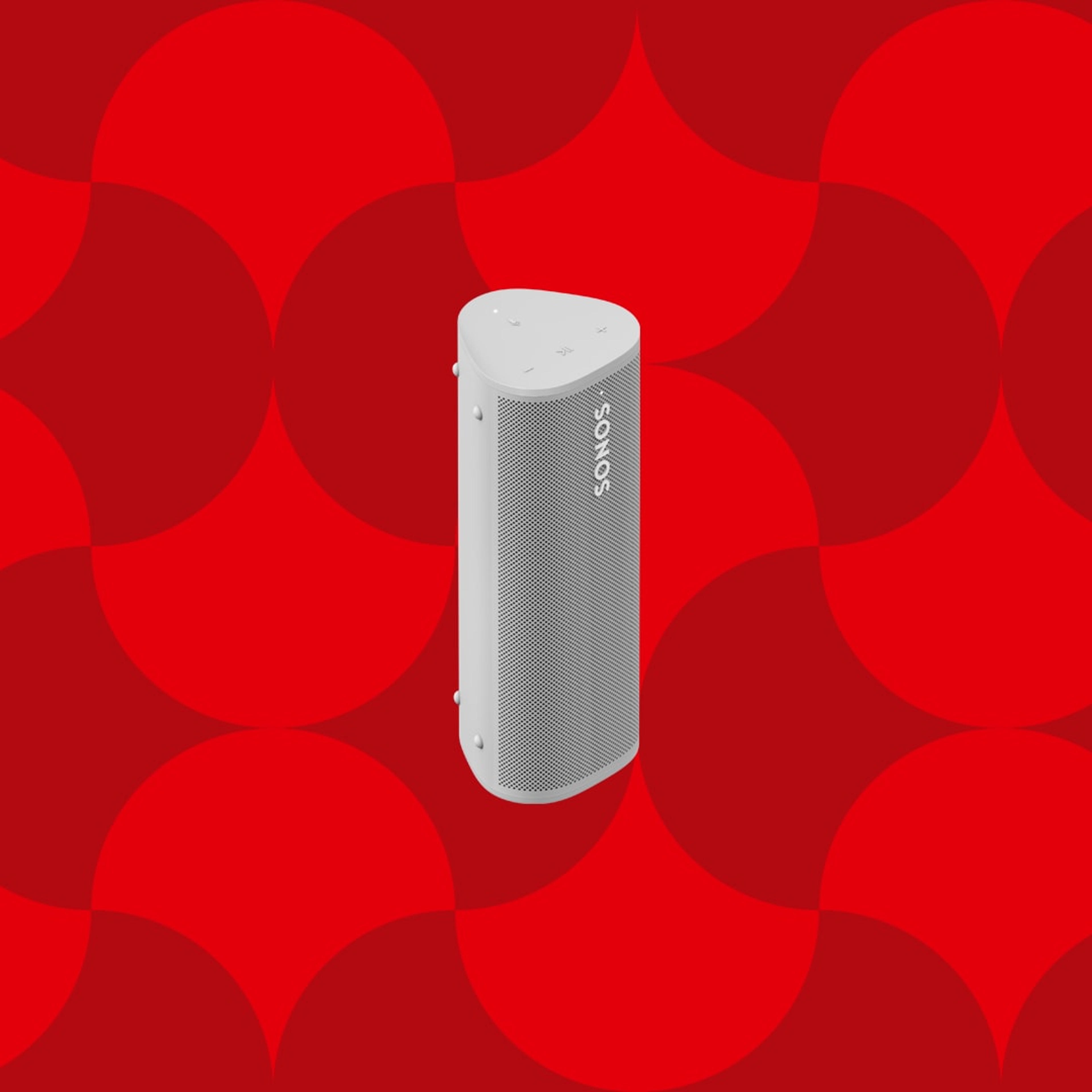 Afbeelding van een witte Sonos Roam draagbare speaker op een rode grafische vakantie-achtergrond