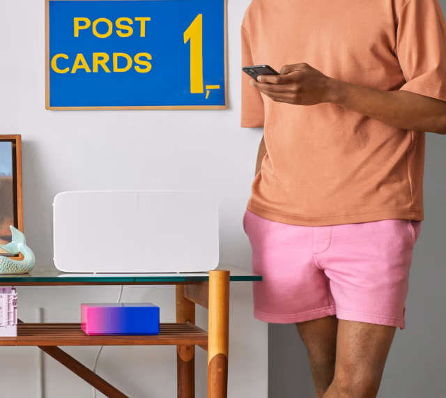 Bílý Five a osoba držící telefon