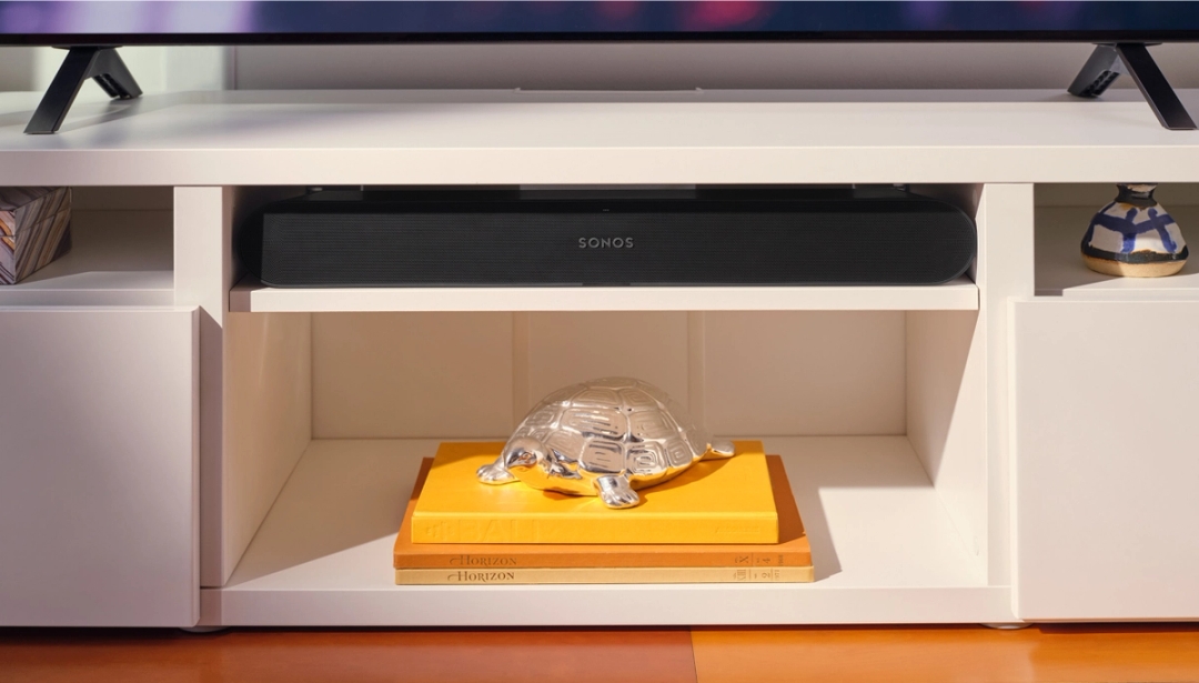 Sonos Ray soundbar compact integrat discret in mobilier sub televizor