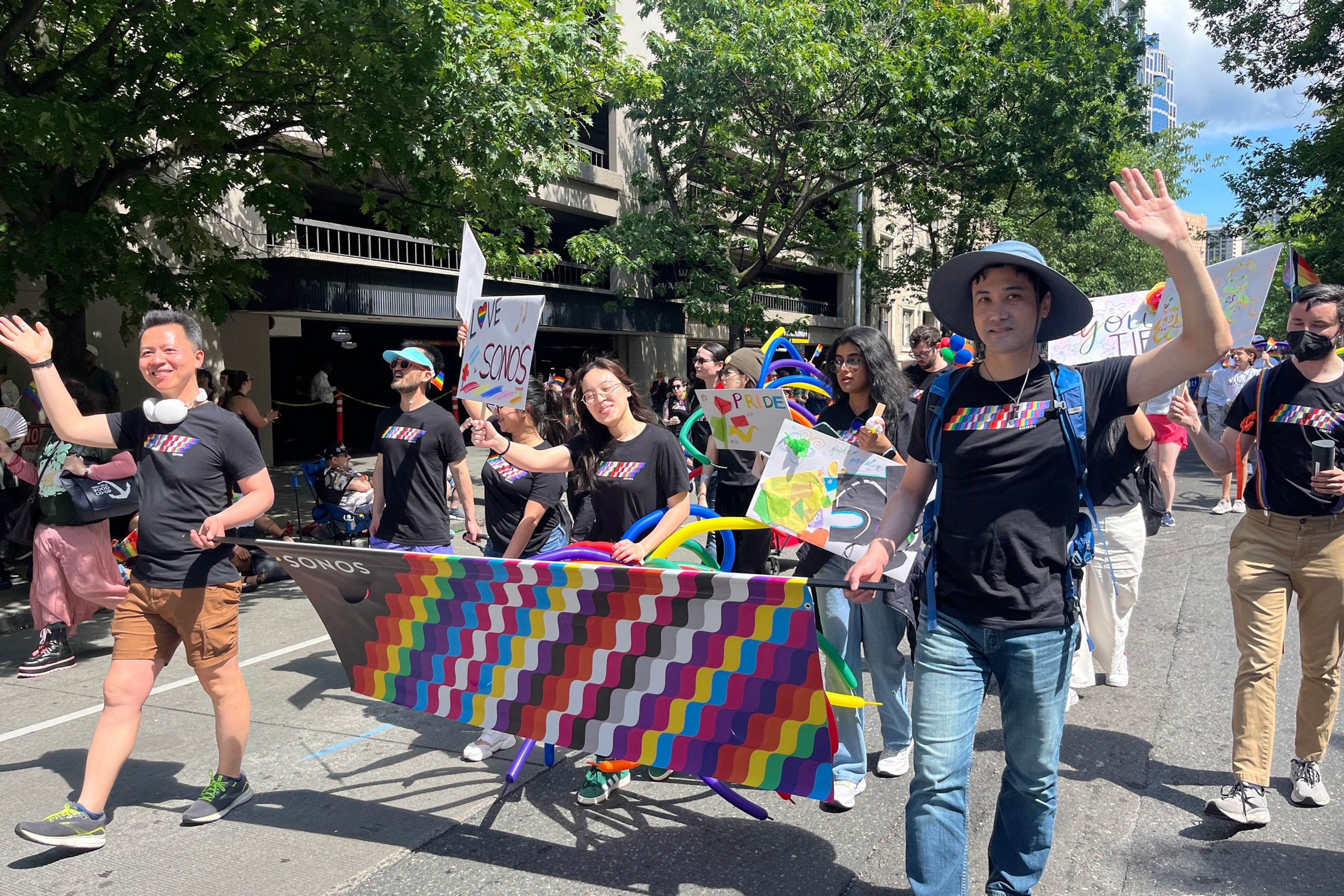 Empleados de Sonos en un evento de Orgullo