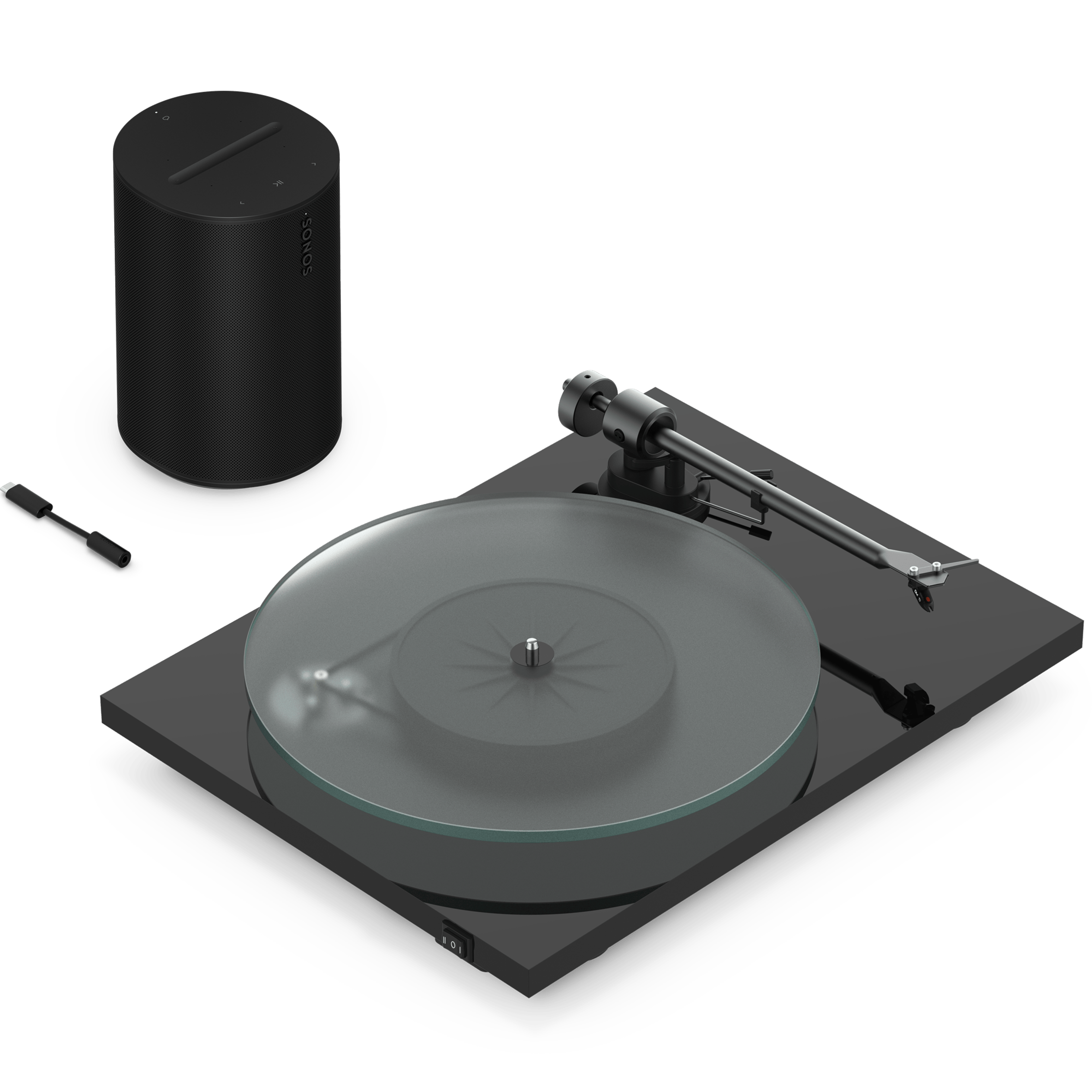 Pohled shora v úhlu na černý reproduktor Sonos Era 100 s černým gramofonem Pro-Ject T1 Evo Phono a černým adaptérem linkového vstupu