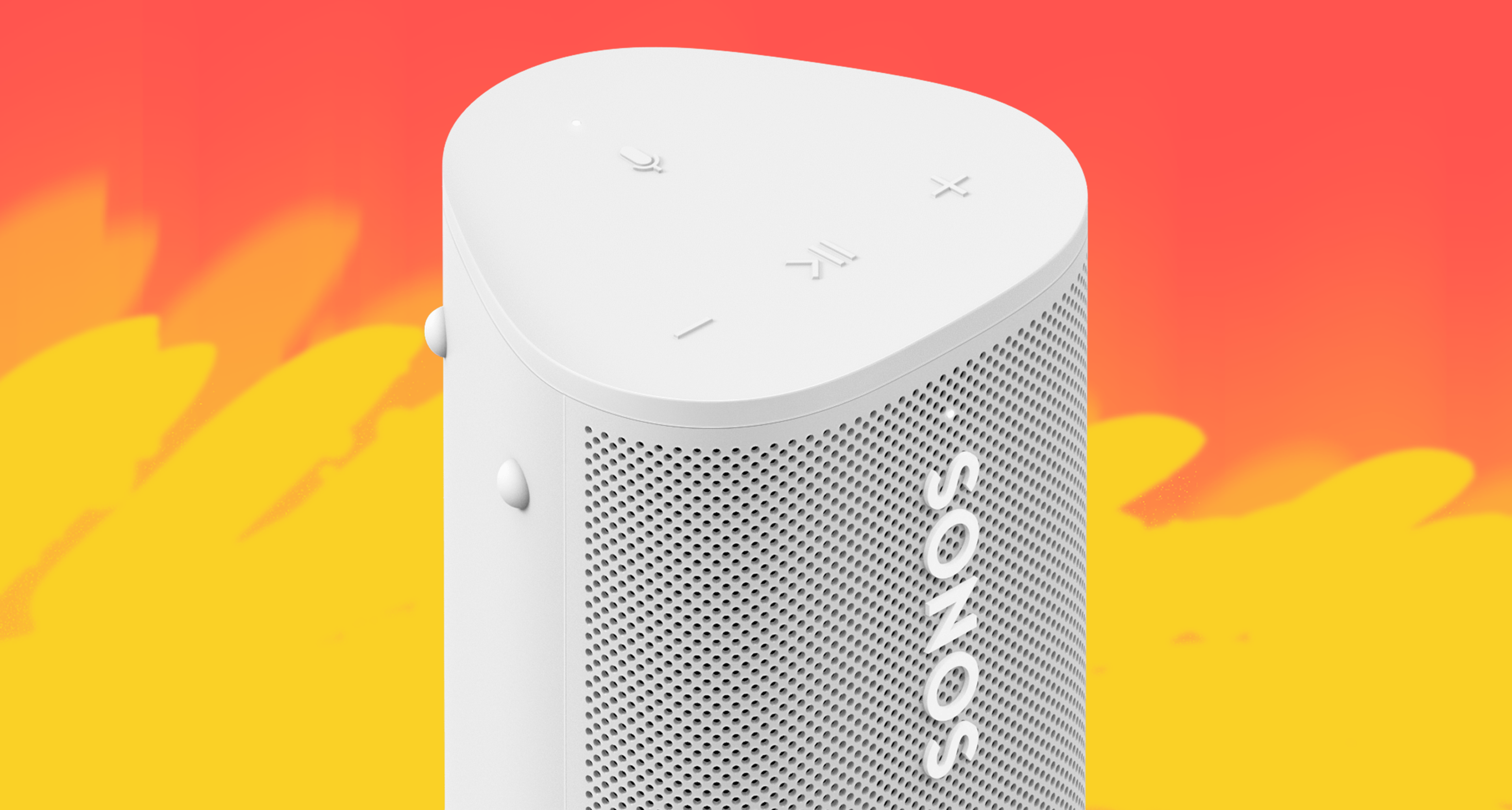 Primer plano de una Sonos Roam 2 en color blanco sobre un fondo rojo y amarillo