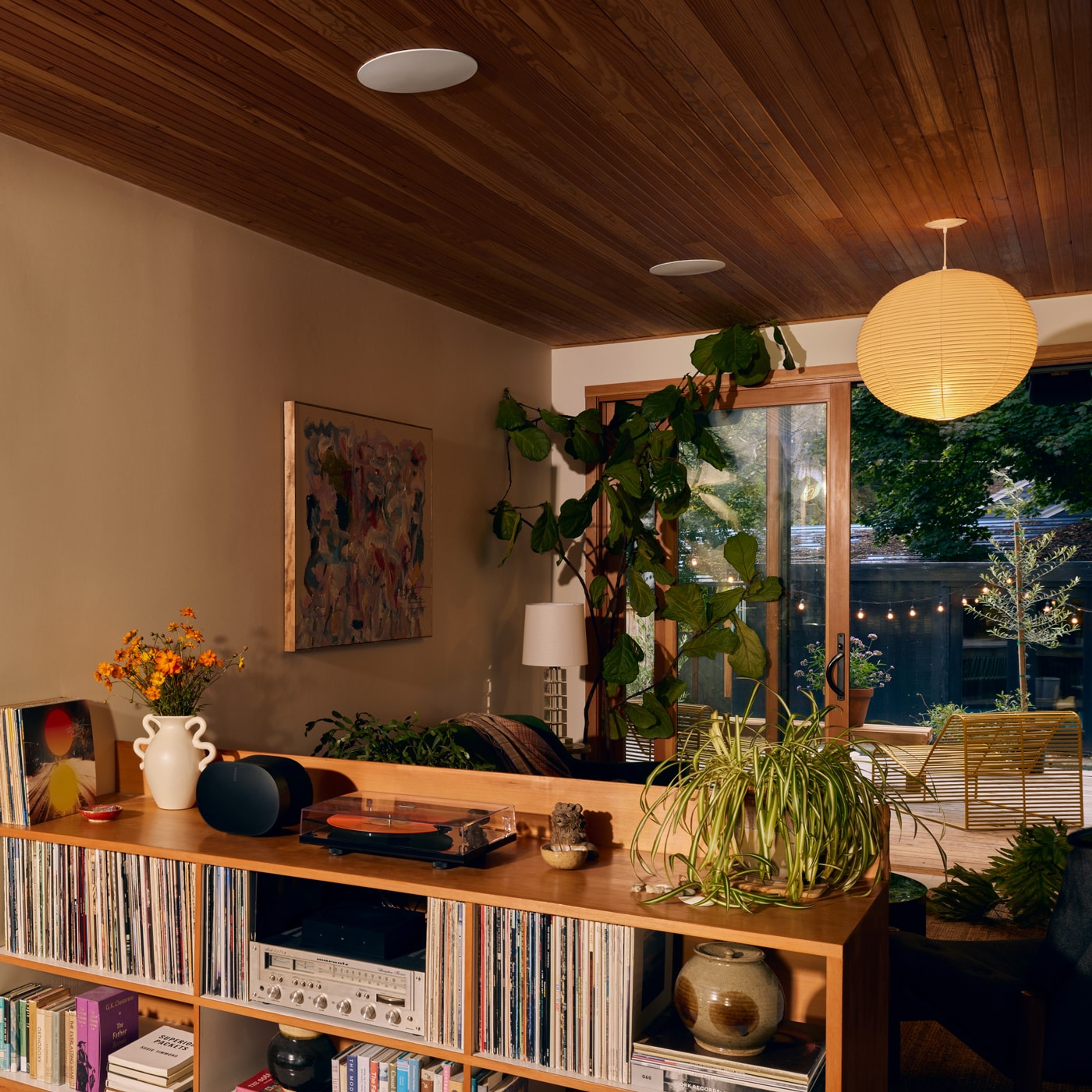 Sonos与Sonance合作推出的吊顶式音响，安装在客厅中，客厅中还有Era 300和书架