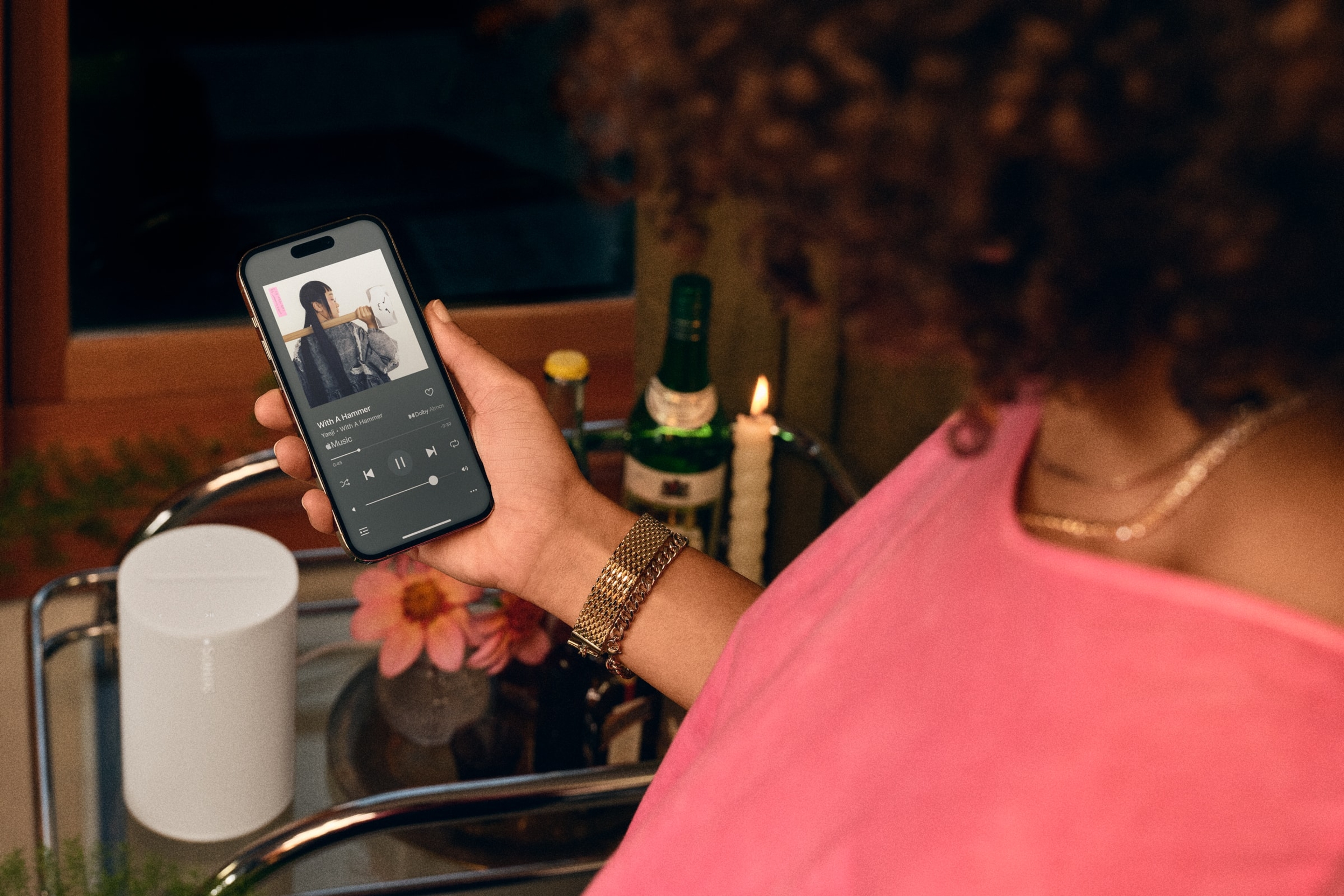 Użytkownik patrzący na ekran Teraz odtwarzane w aplikacji Sonos