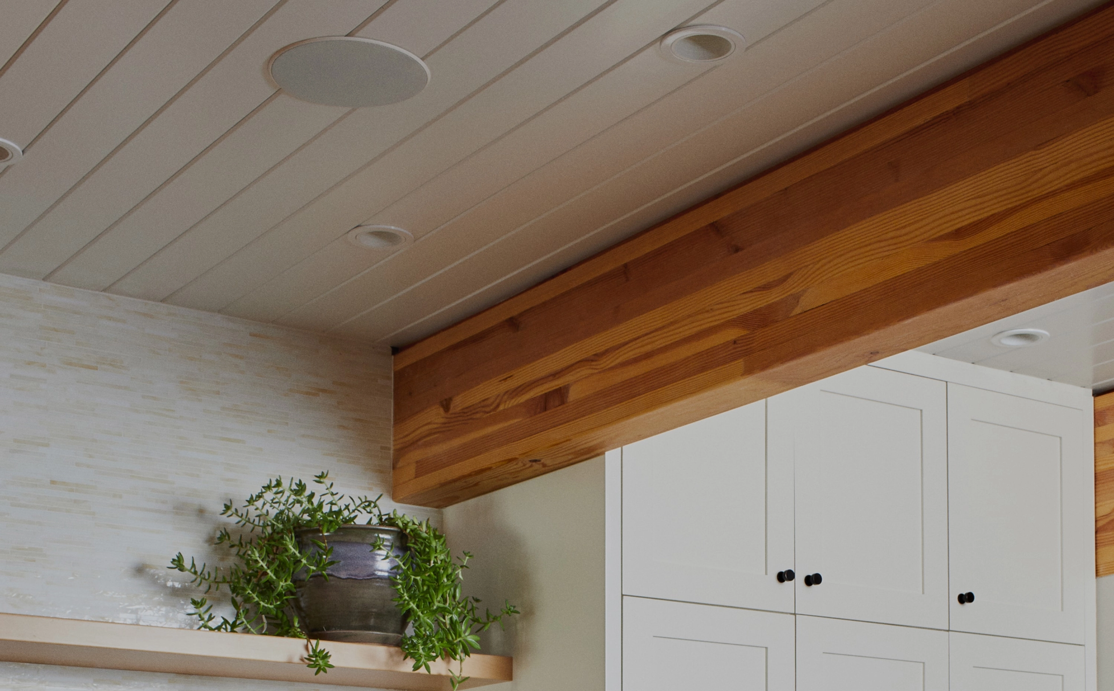 Close-up van In-Ceiling-speakers van Sonos en Sonance geïnstalleerd in plafond boven stellingkast