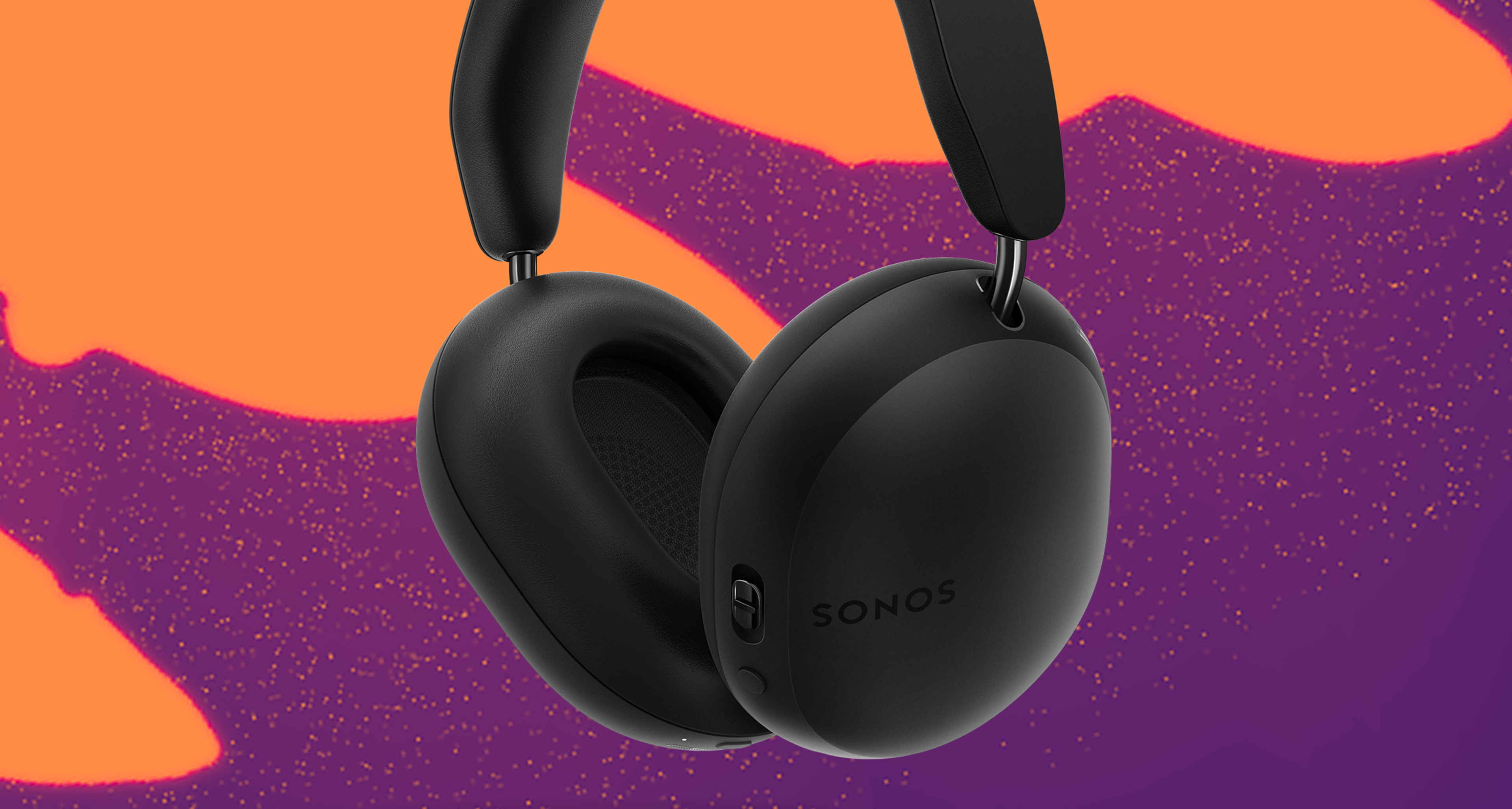 Un par de audífonos Sonos Ace en negro sobre un fondo gráfico morado y naranja