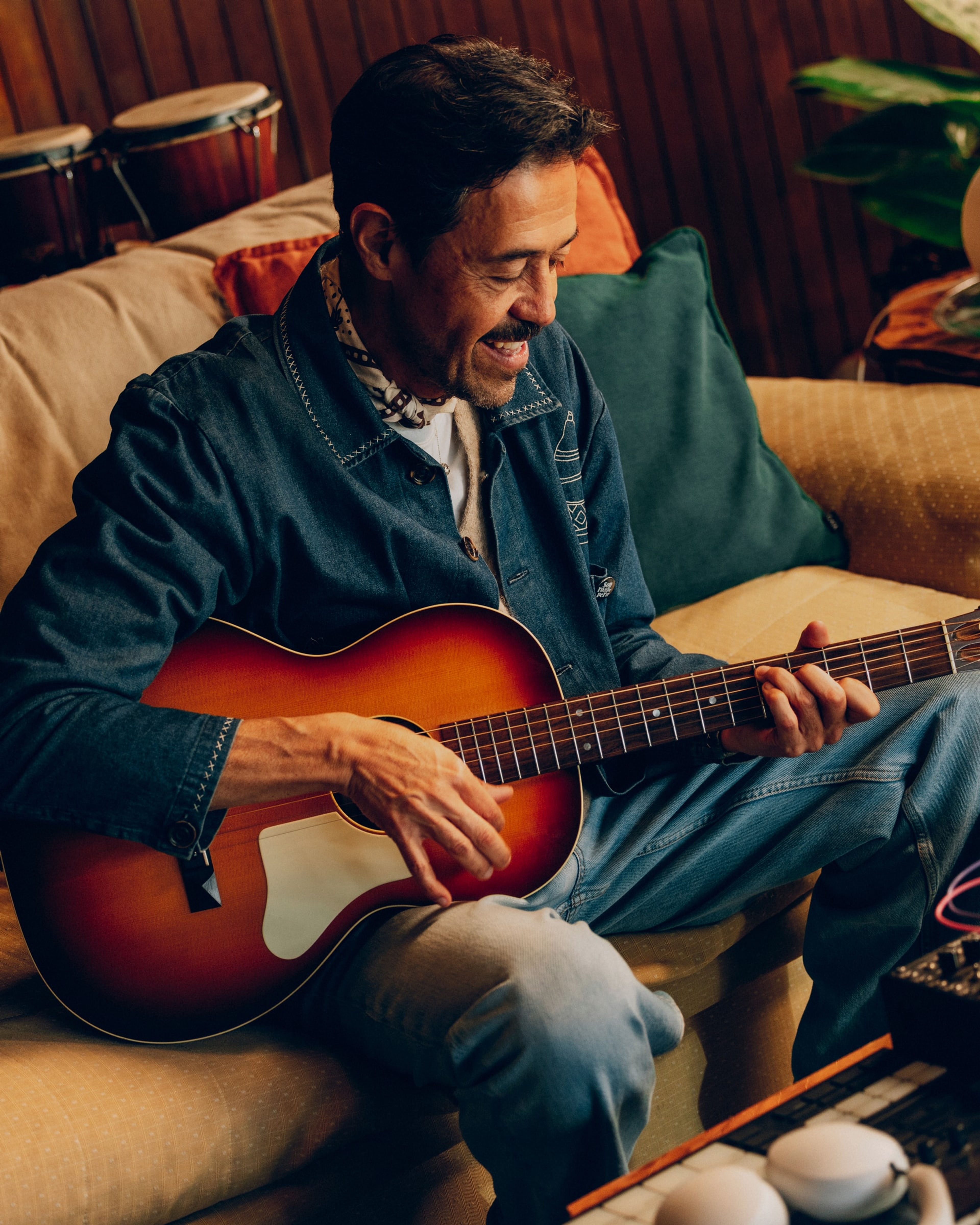 El músico Emmanuel del Real tocando la guitarra