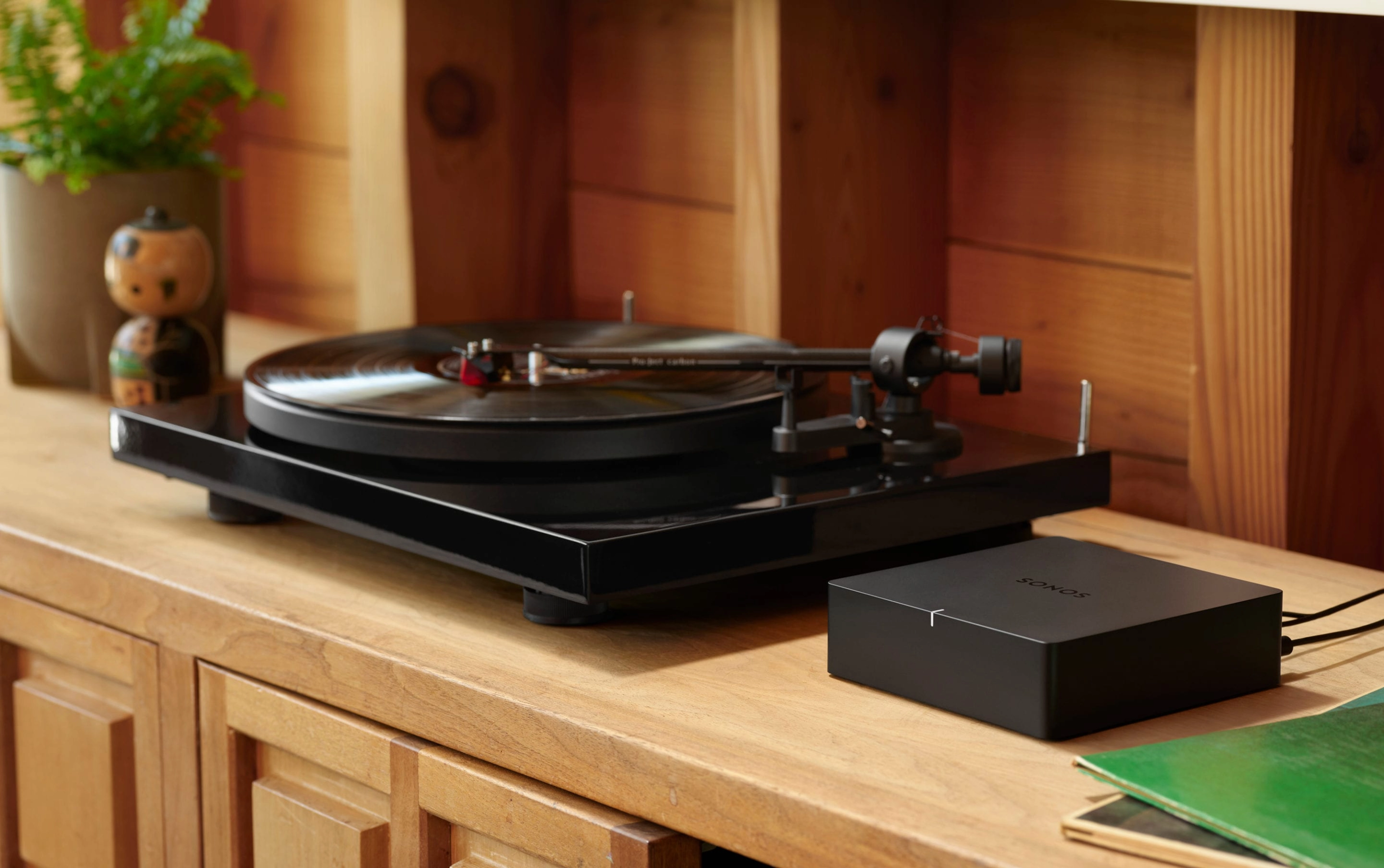 Sonos Port på bokhylla bredvid vinylspelare