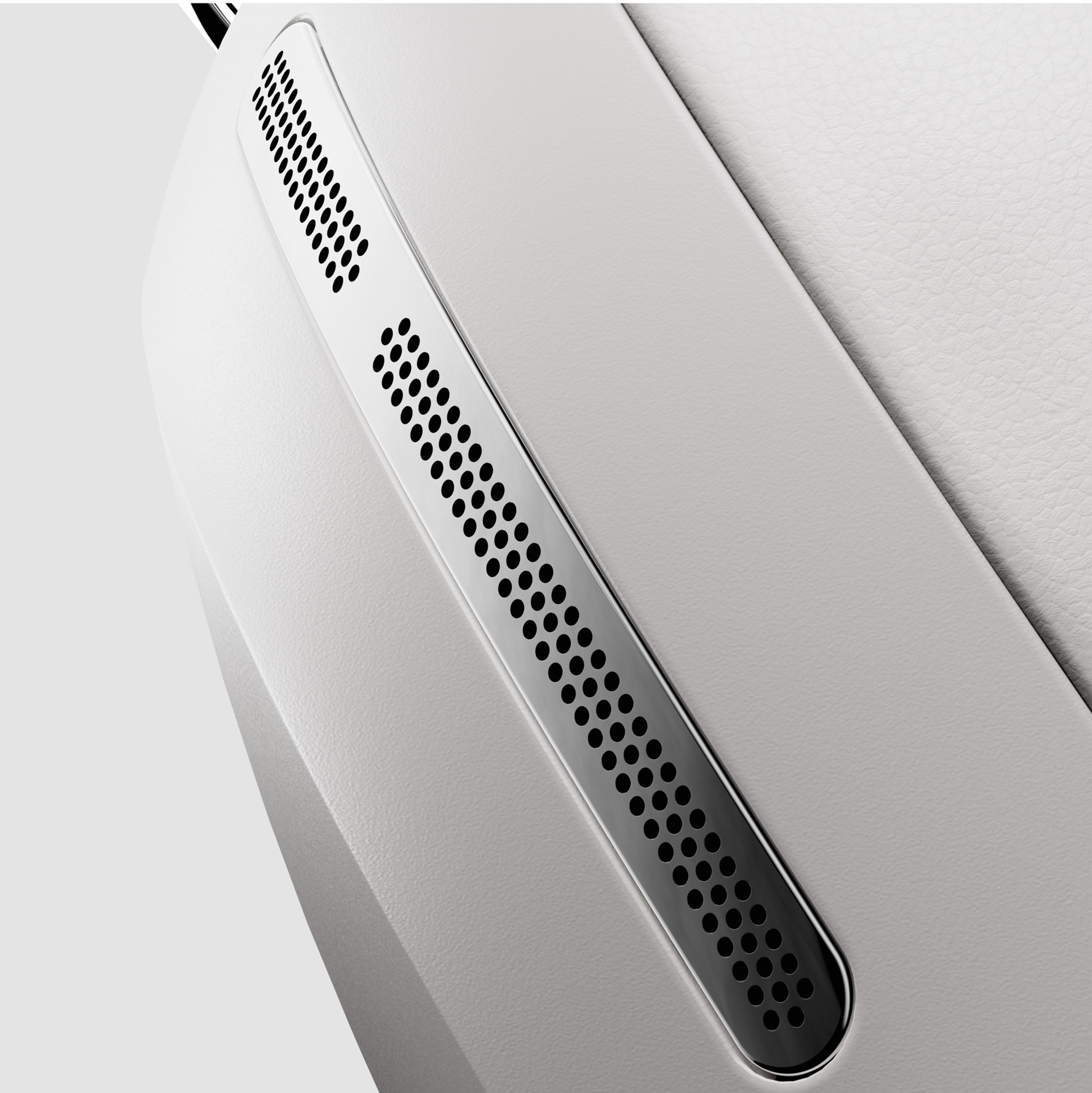 Nærbilde av det beskyttende mikrofongitteret på et par hvite Sonos Ace-hodetelefoner