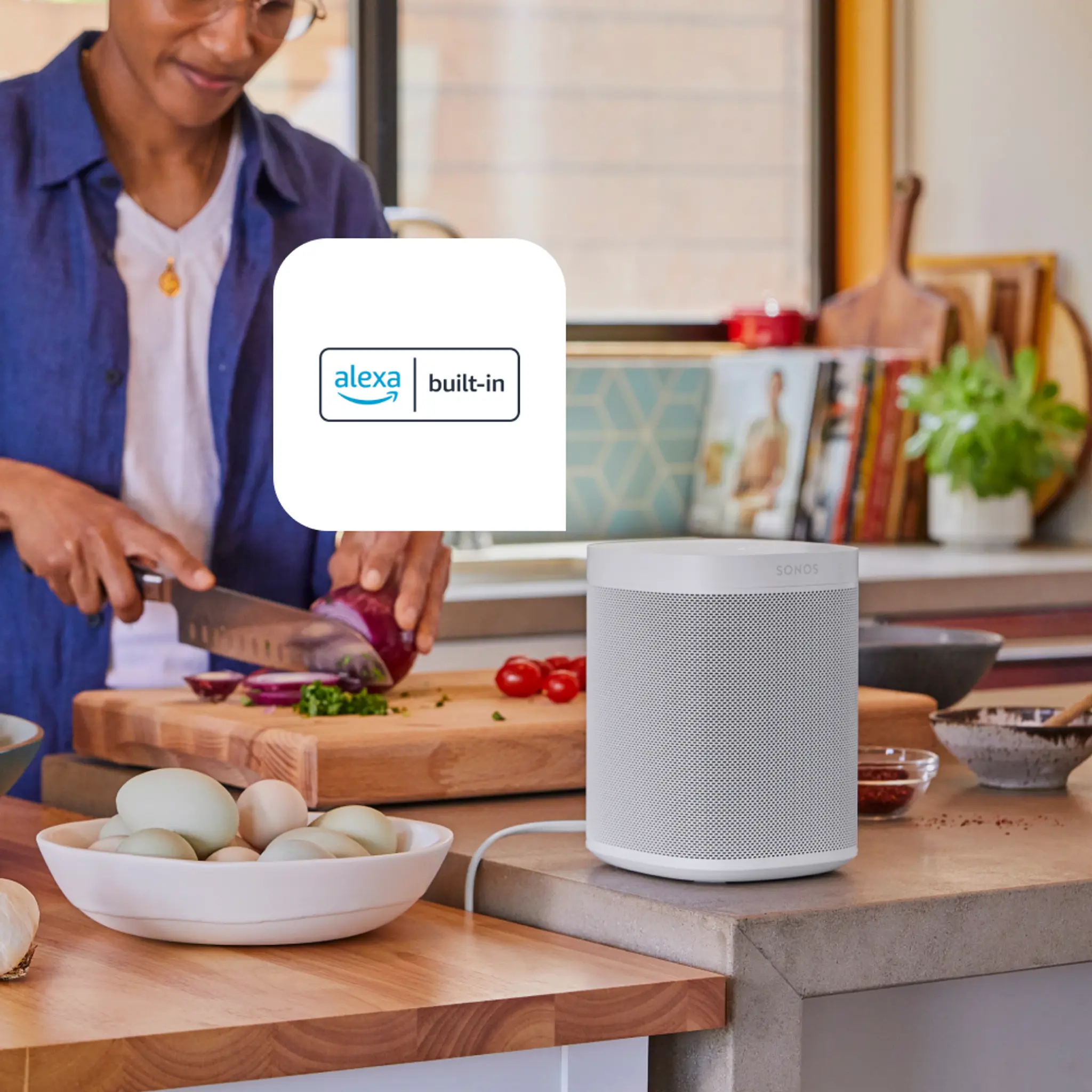 Ein Sonos One neben dem Symbol von Amazon Alexa