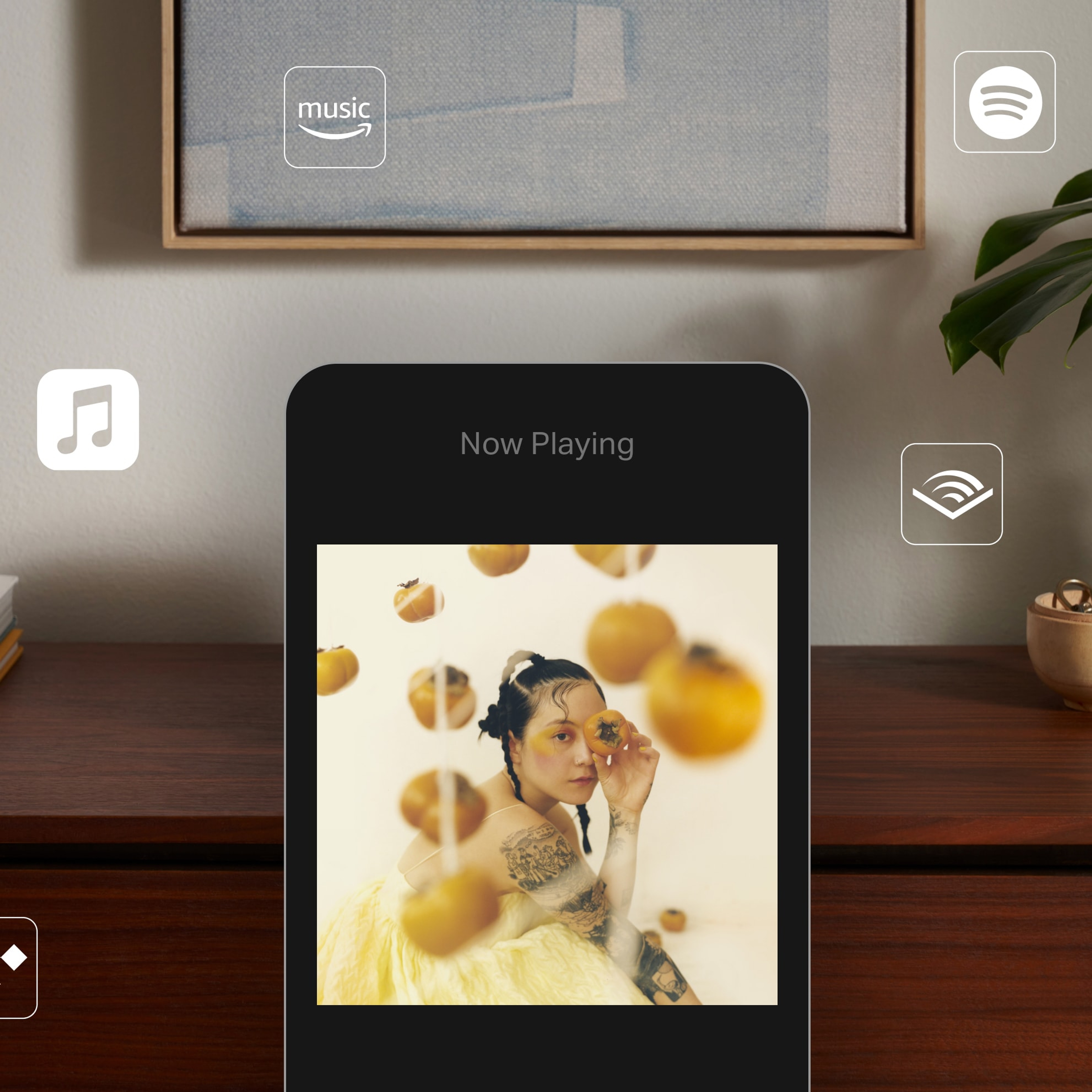 Smartphone mit Sonos App und verschiedenen Logos von Musikstreaming-Diensten