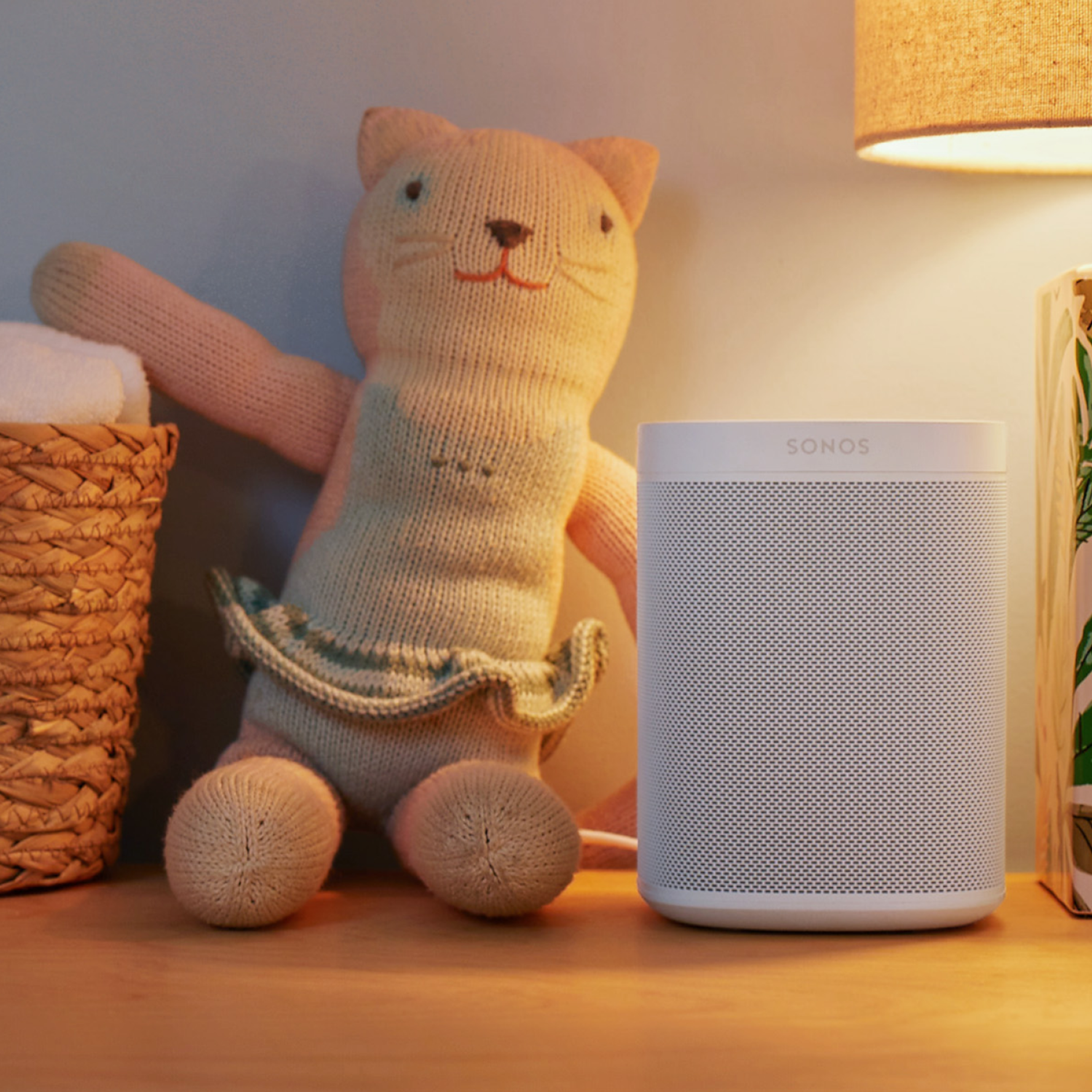 Un Sonos One en blanc dans la chambre d'enfant